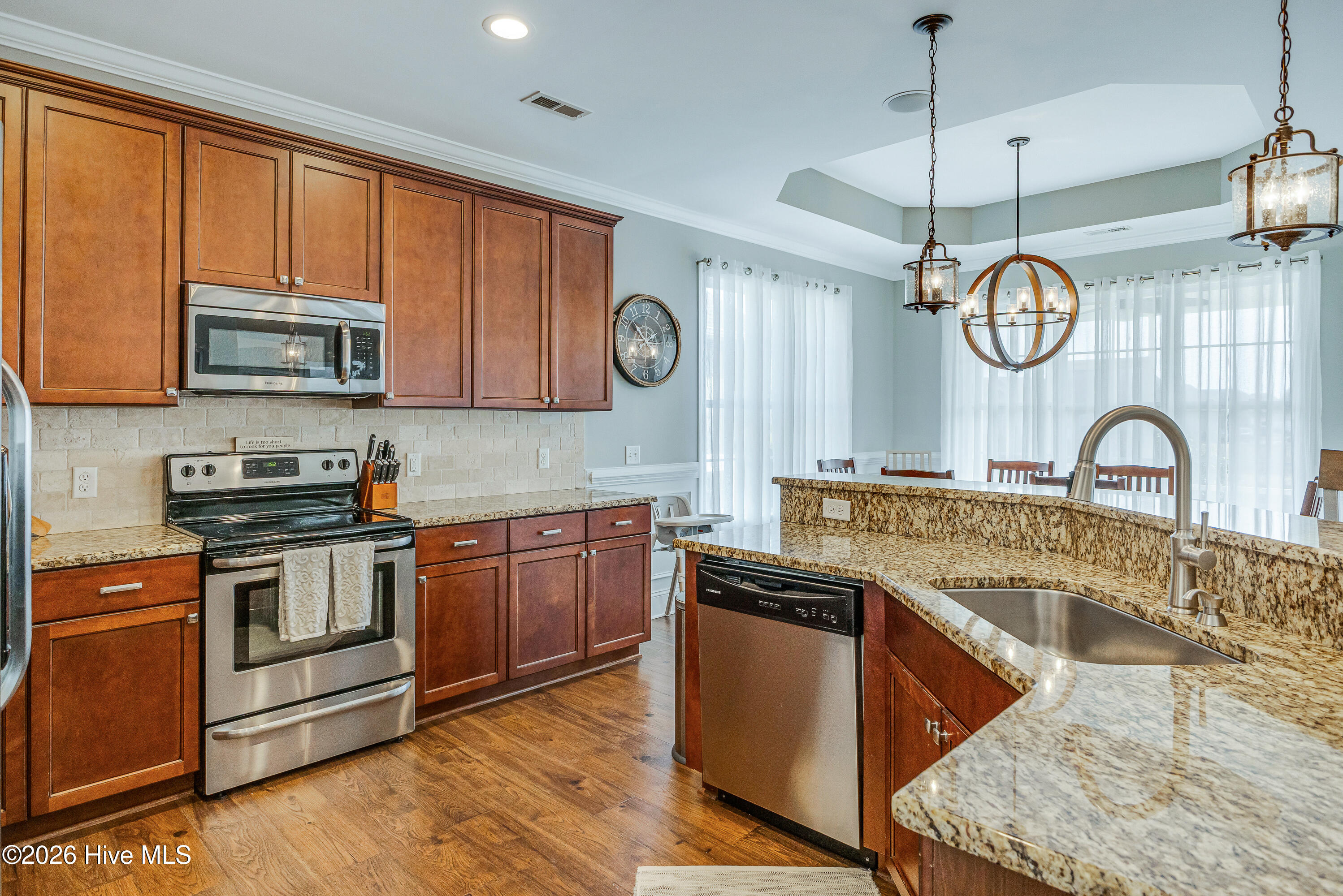 100553898 | Photo 15