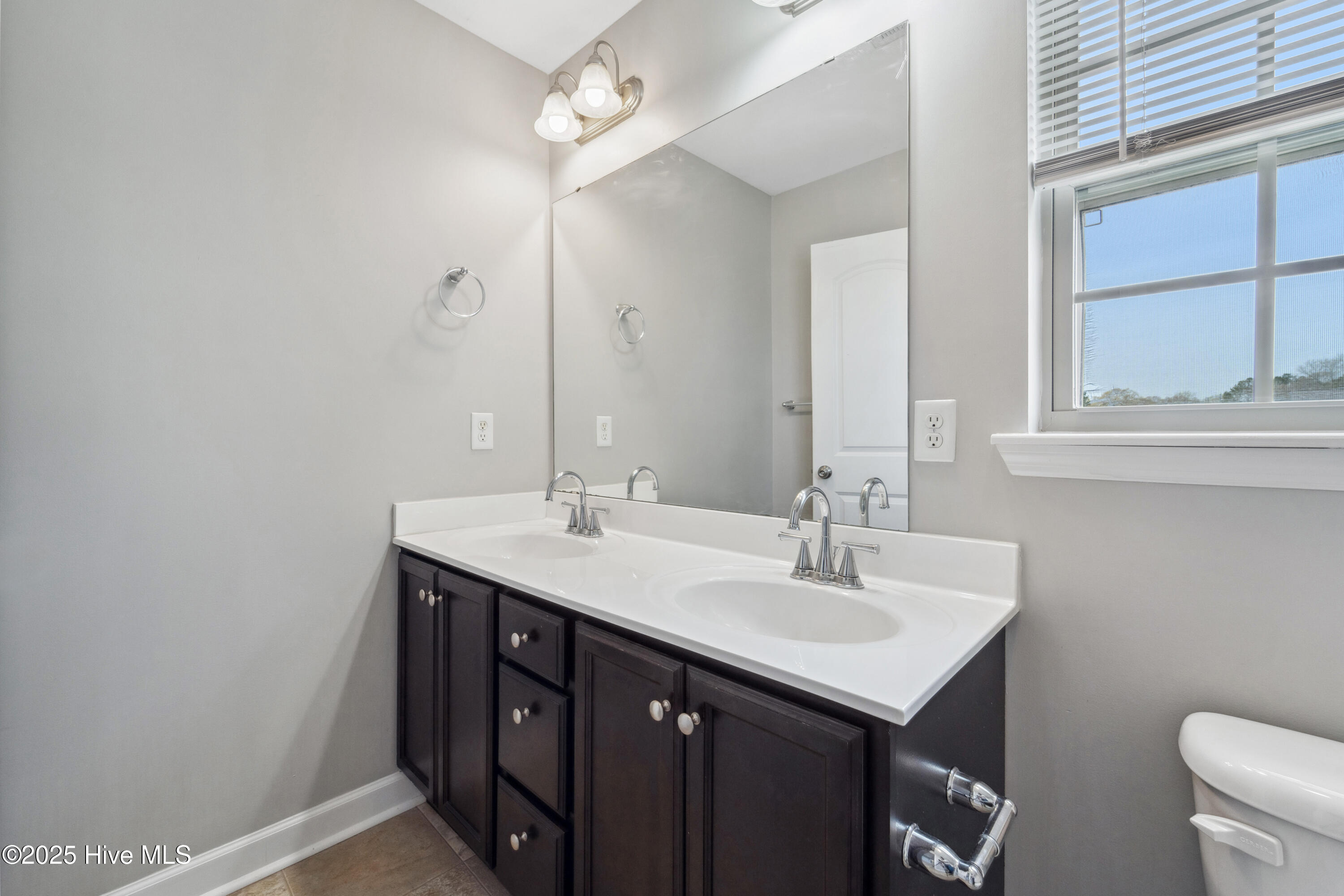 100562763 | Photo 10