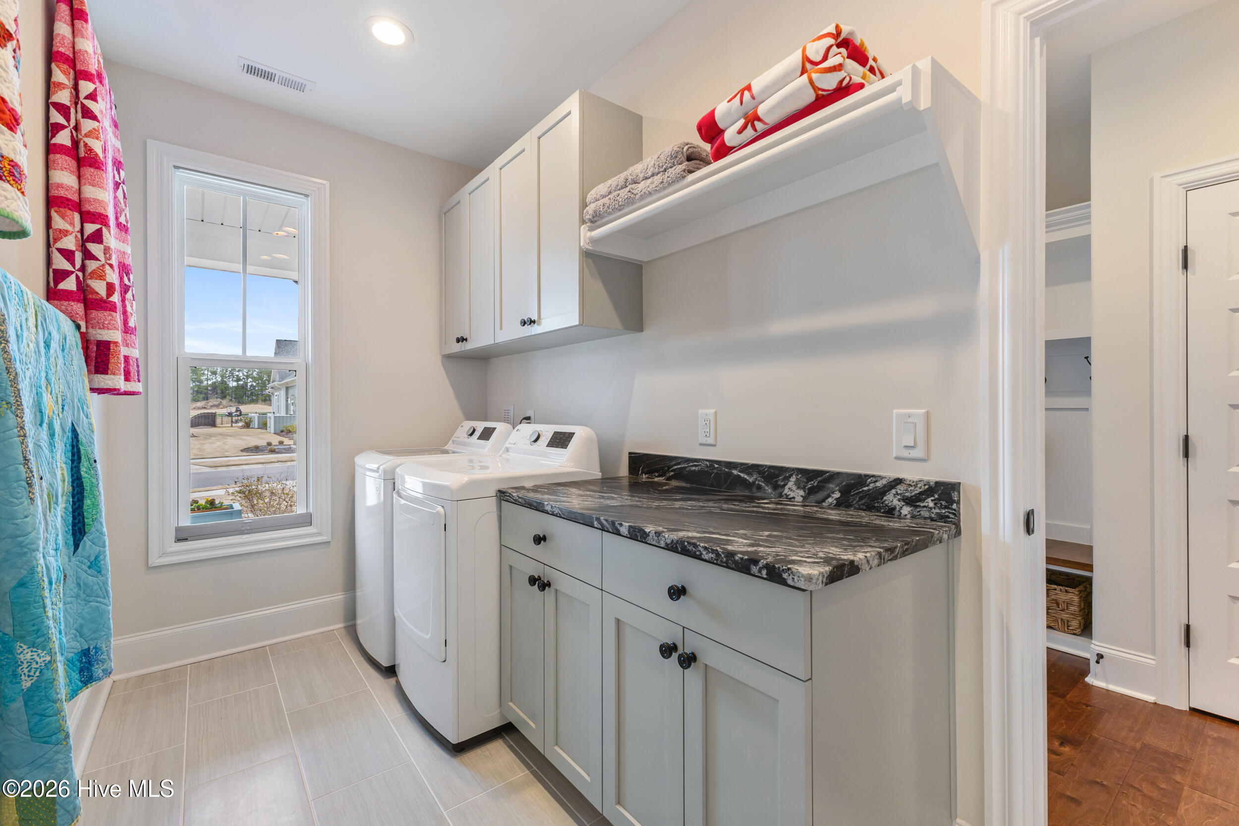 100557399 | Photo 40