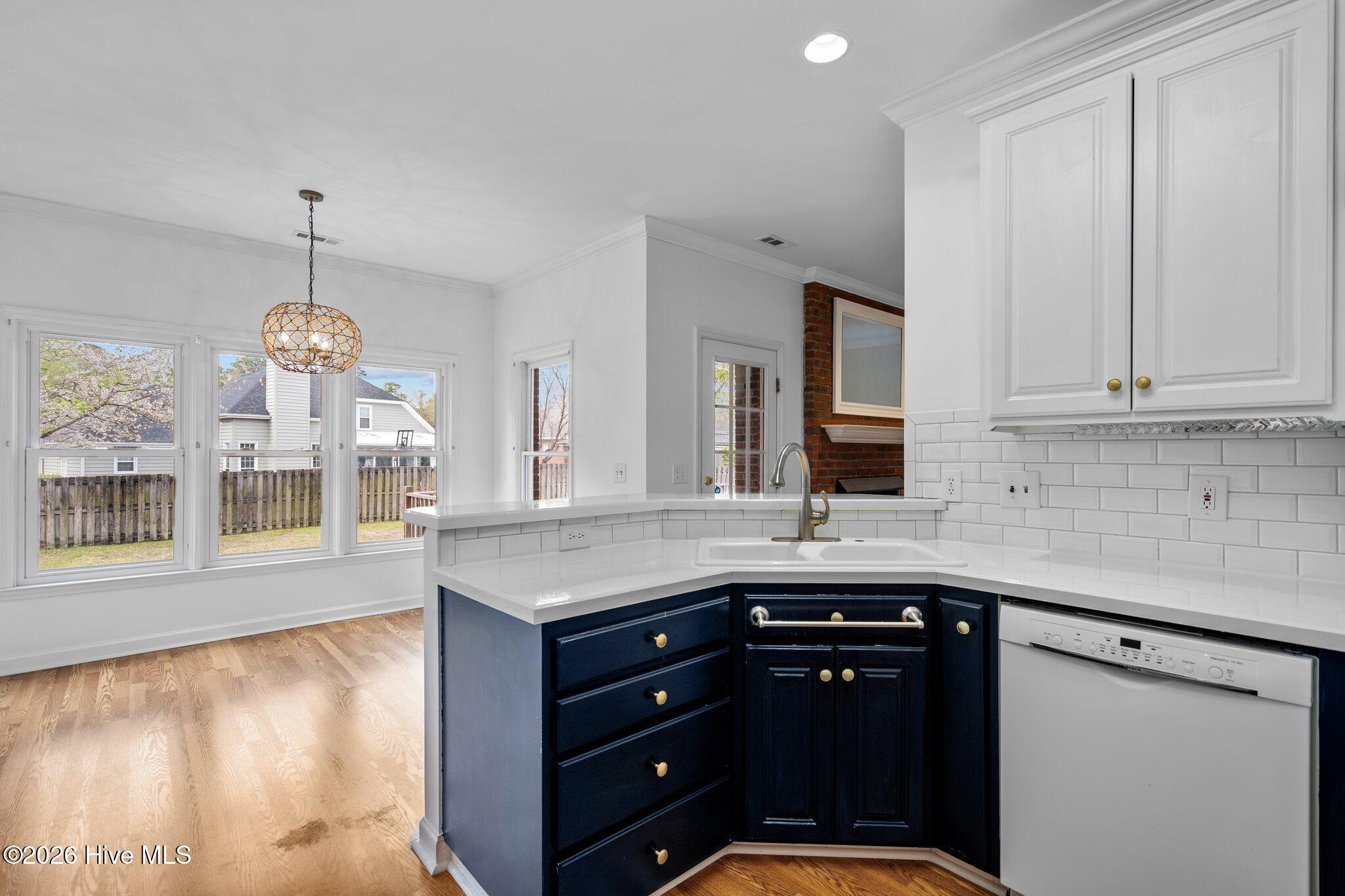 100570682 | Photo 13