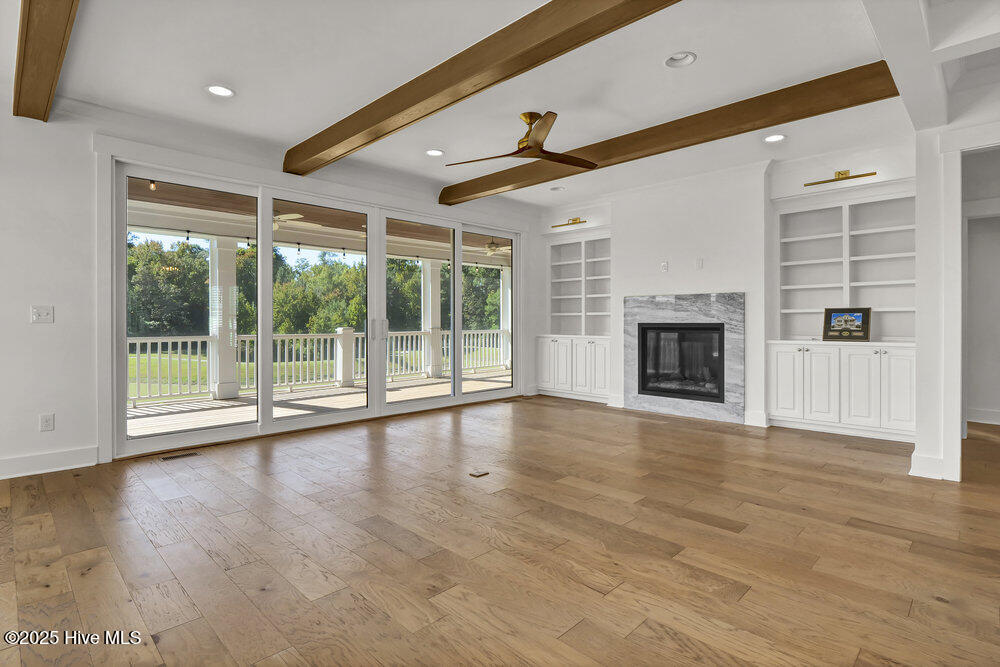 100518047 | Photo 18