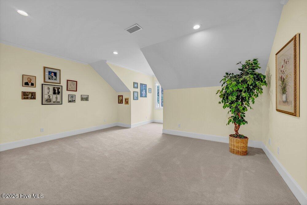 100557669 | Photo 38