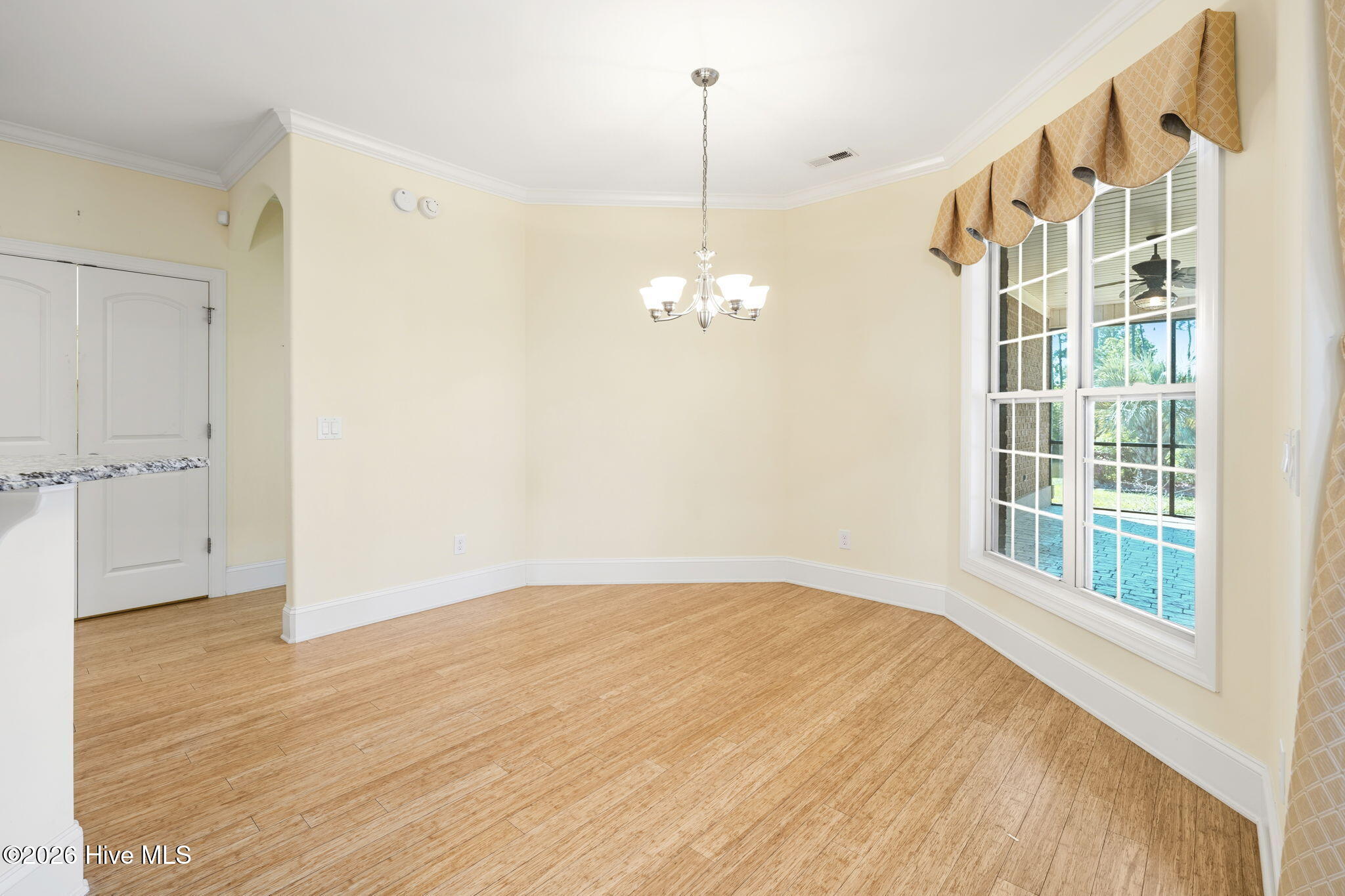 100568183 | Photo 63