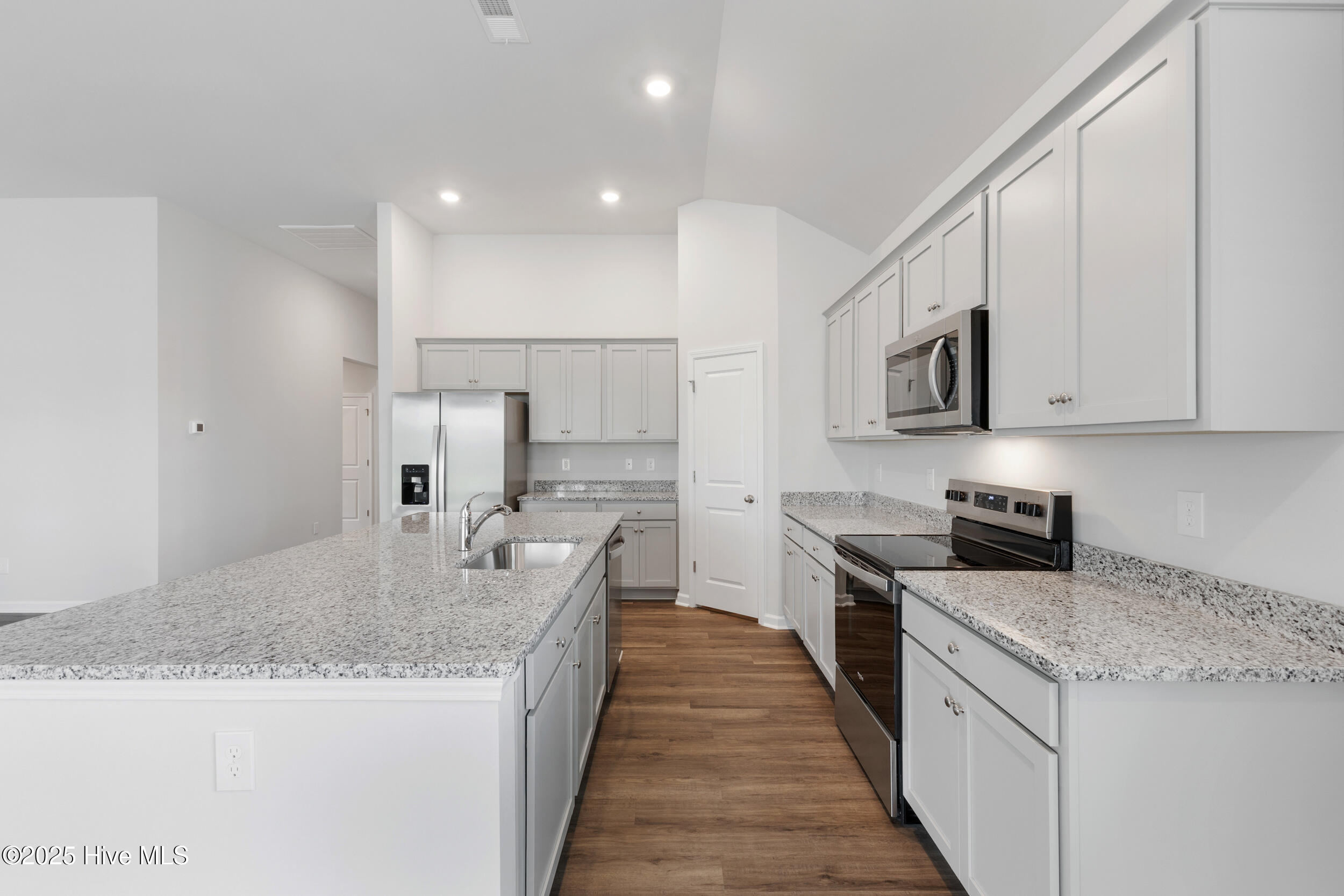 100562718 | Photo 12