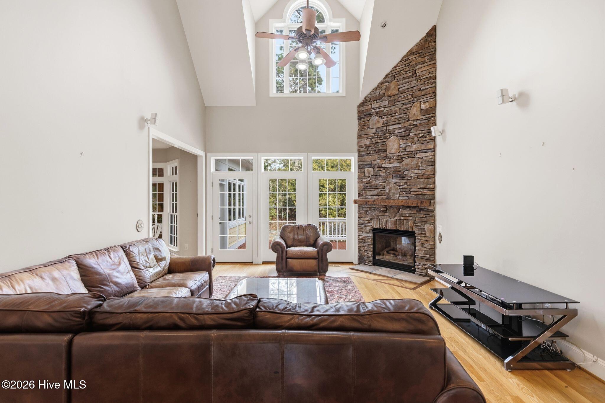 100561180 | Photo 10