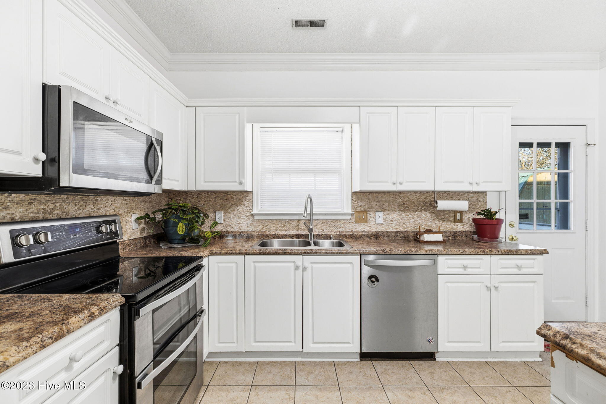 100548117 | Photo 23