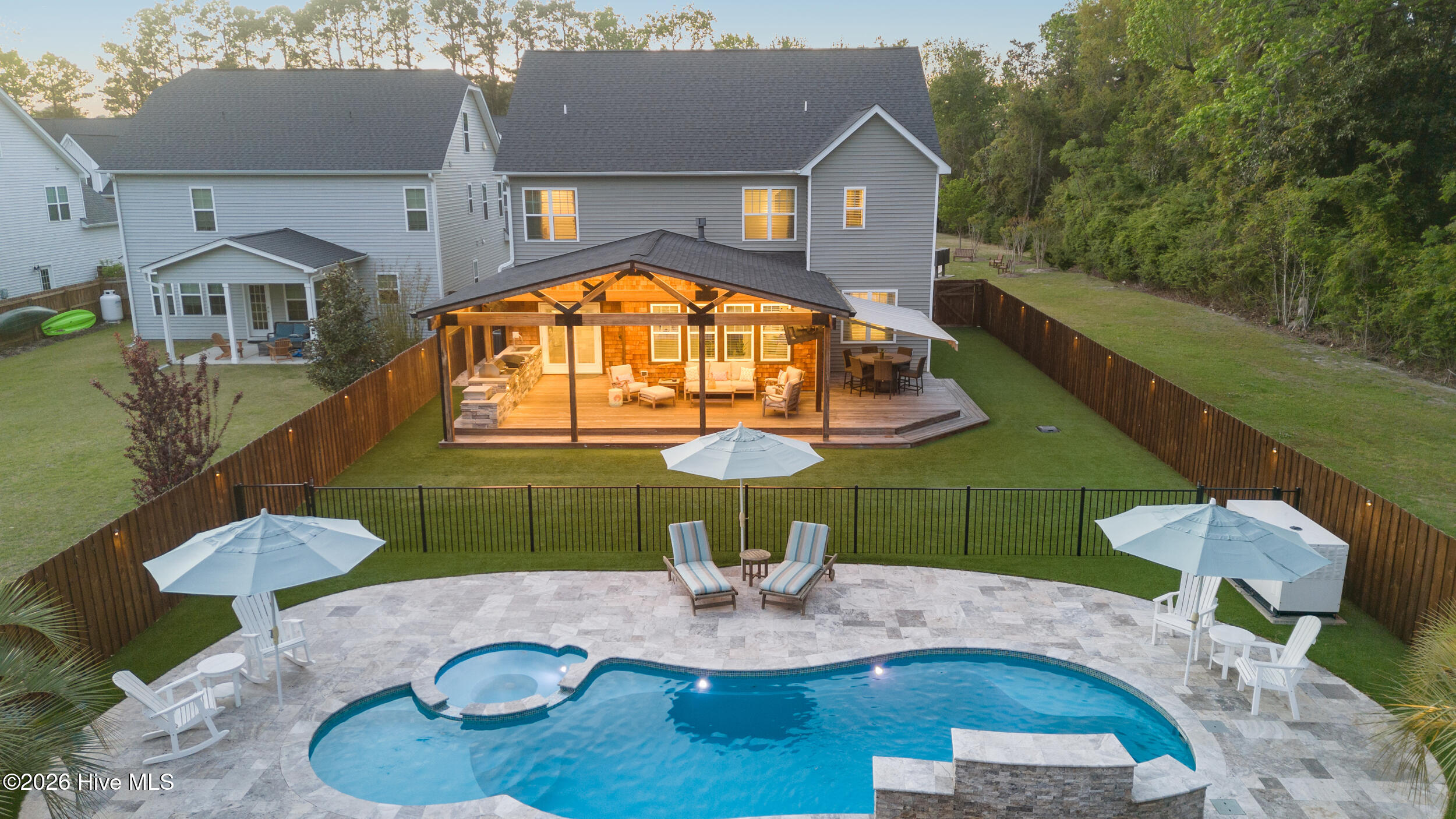 100566940 | Photo 97