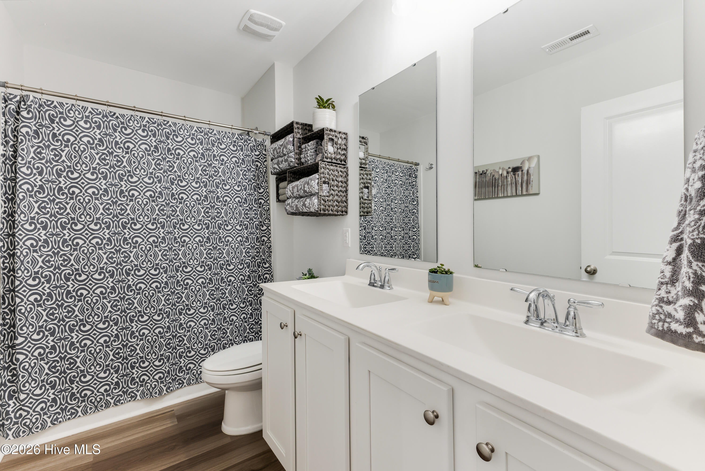 100565861 | Photo 30