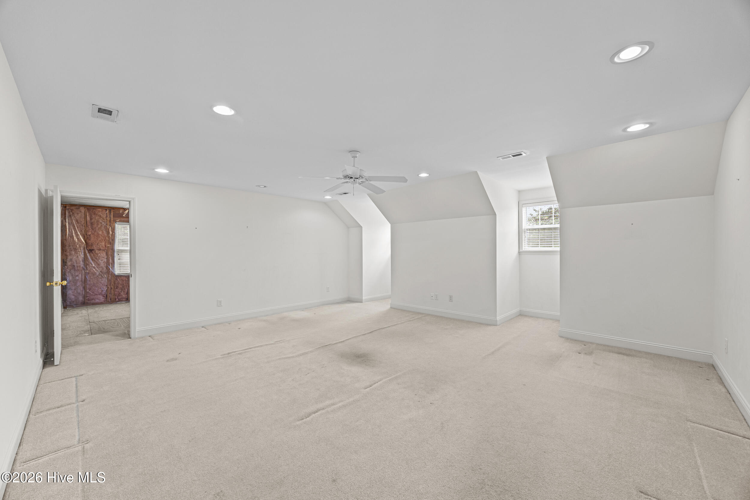 100569840 | Photo 46