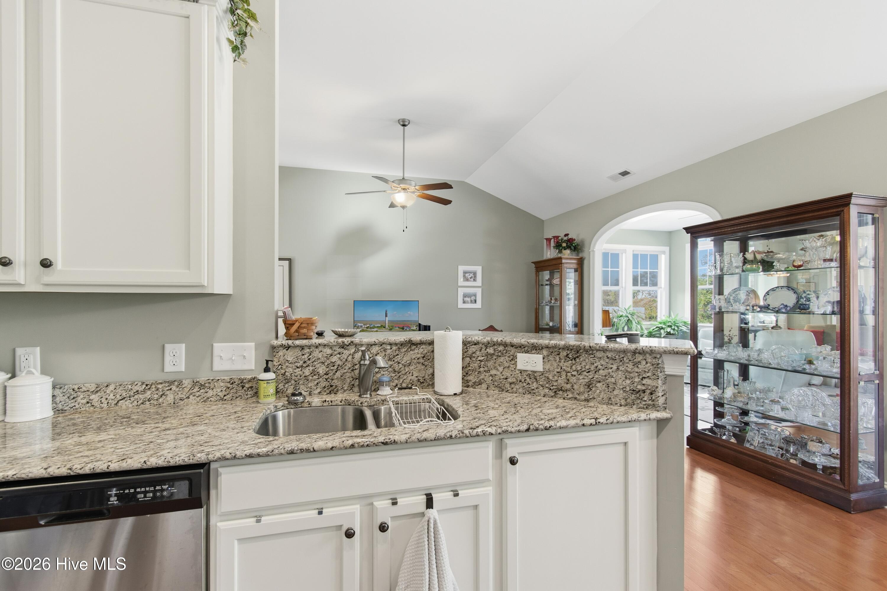 100547718 | Photo 13