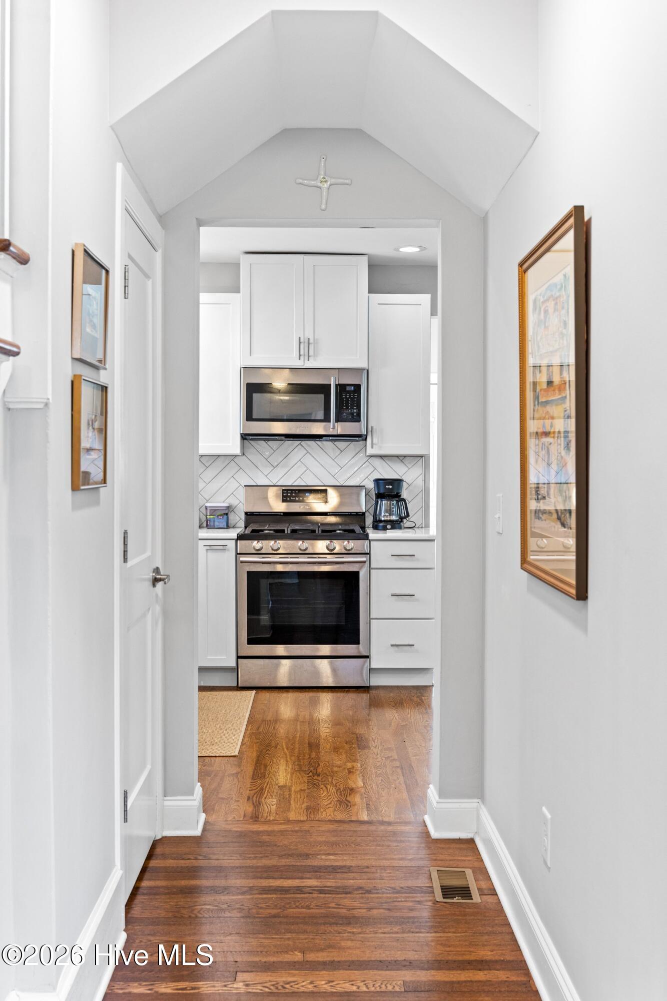 100548098 | Photo 23