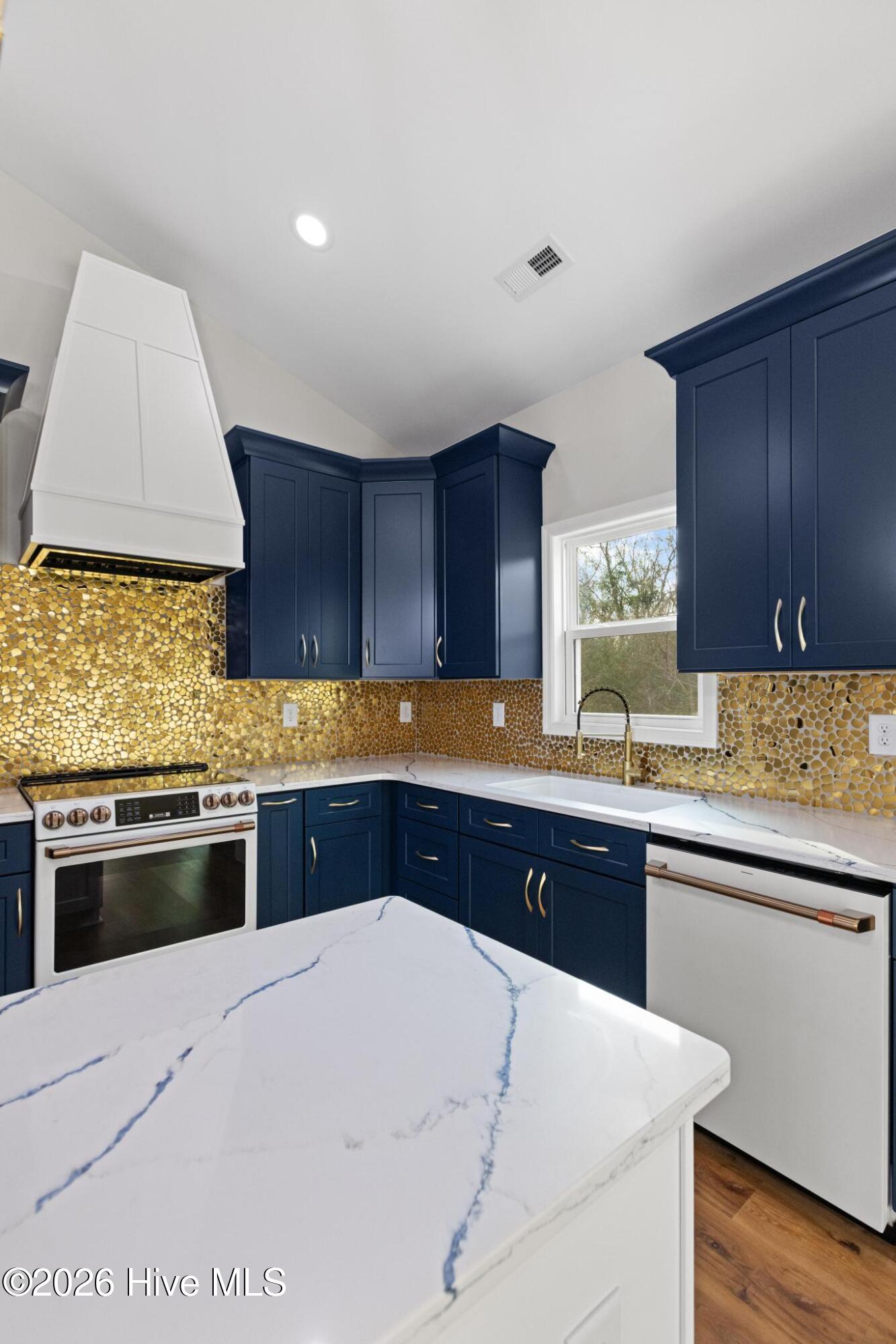 100559527 | Photo 16