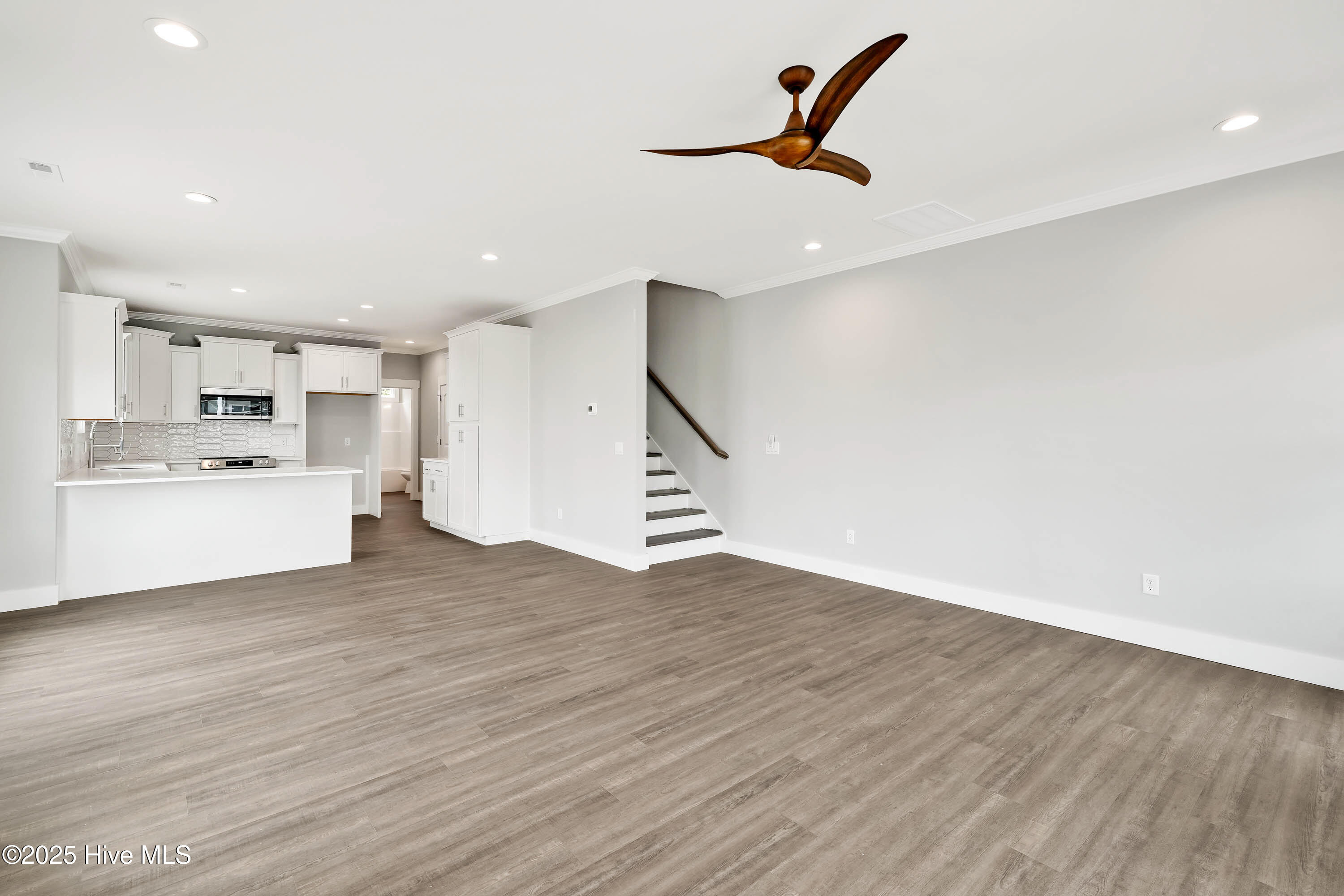 100540463 | Photo 13