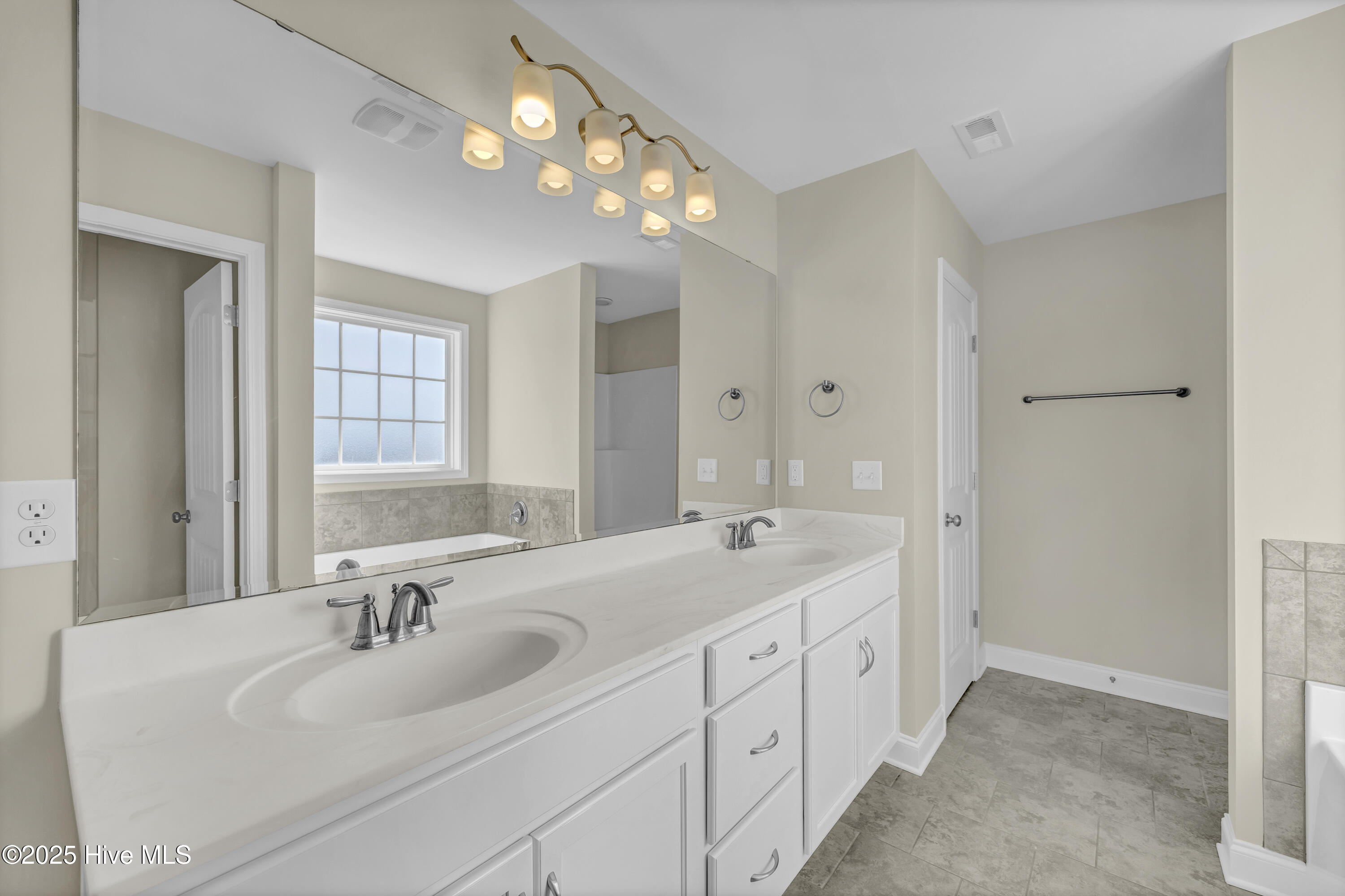 100542048 | Photo 11