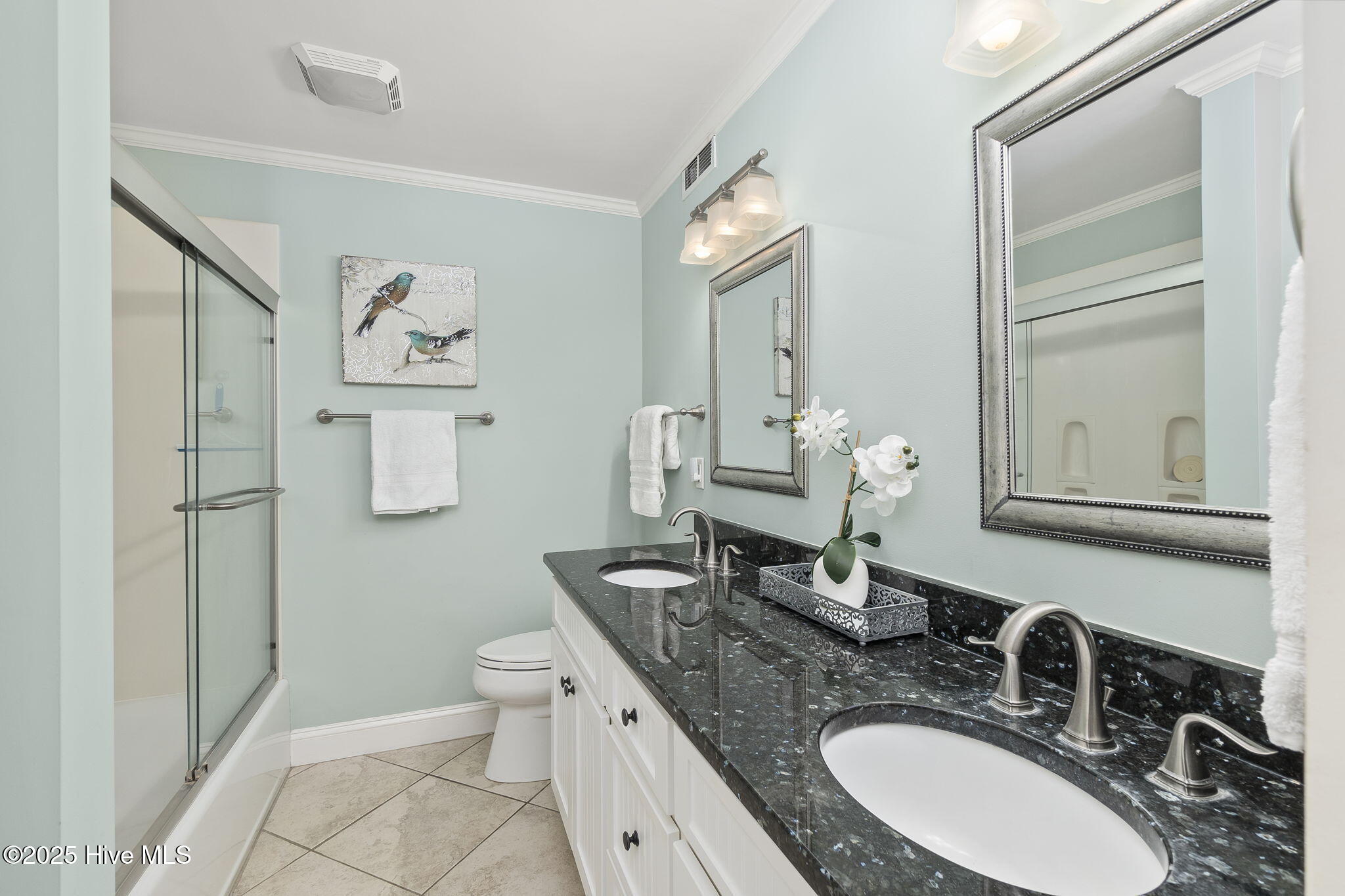 En suite primary bathroom