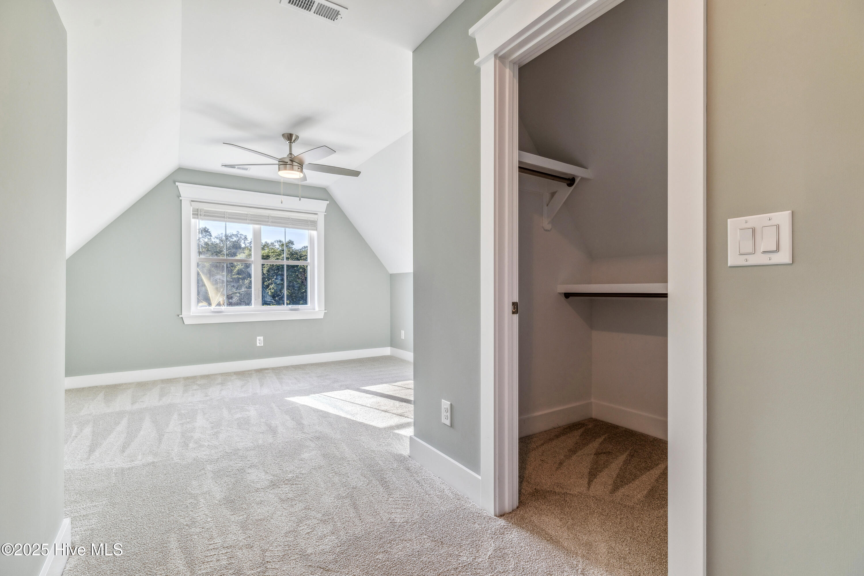 100558454 | Photo 52