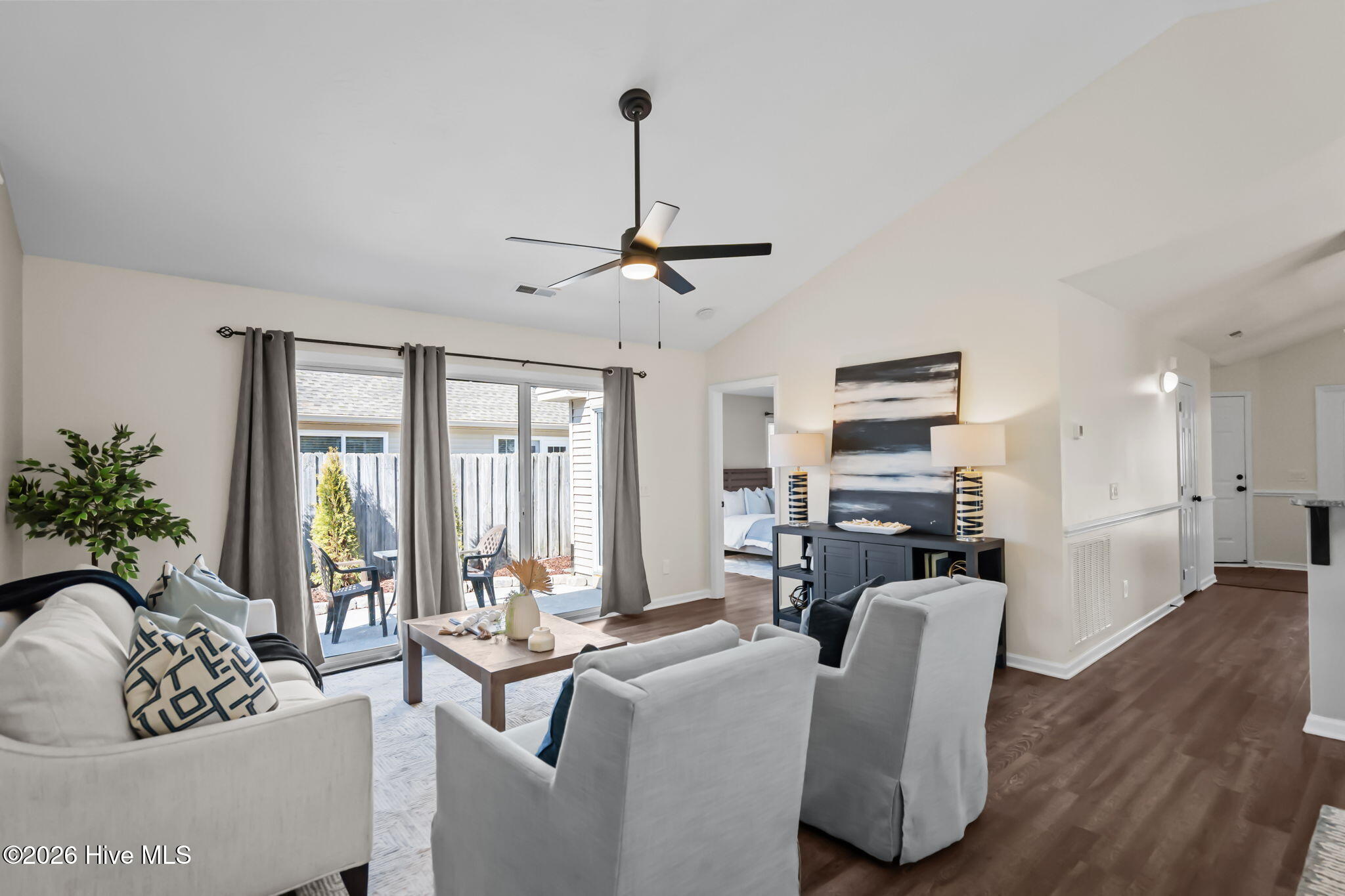 100556215 | Photo 30