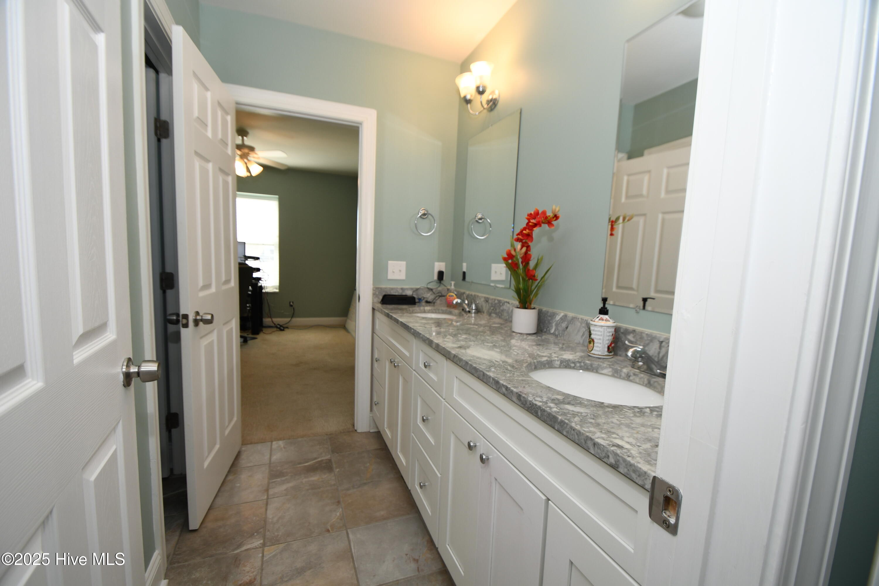 100537590 | Photo 27