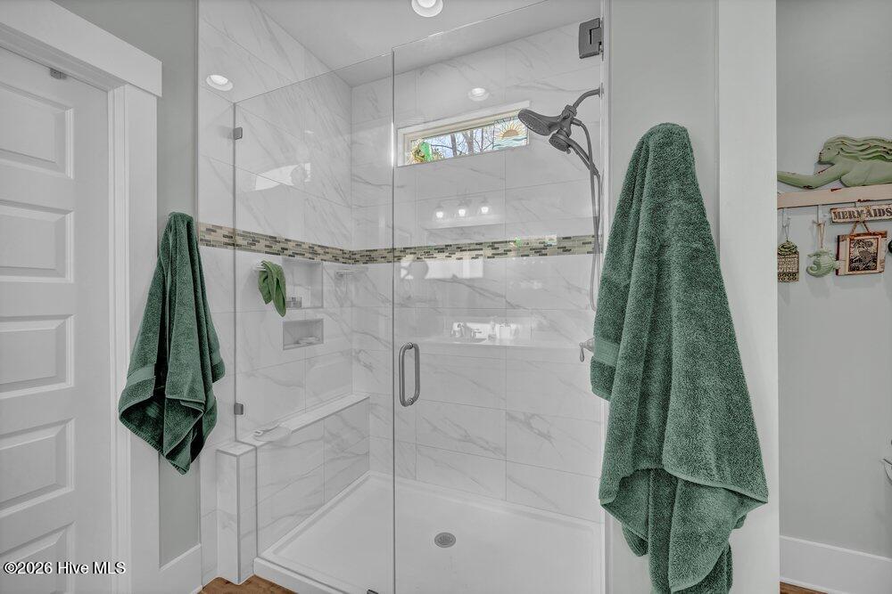 100561584 | Photo 18