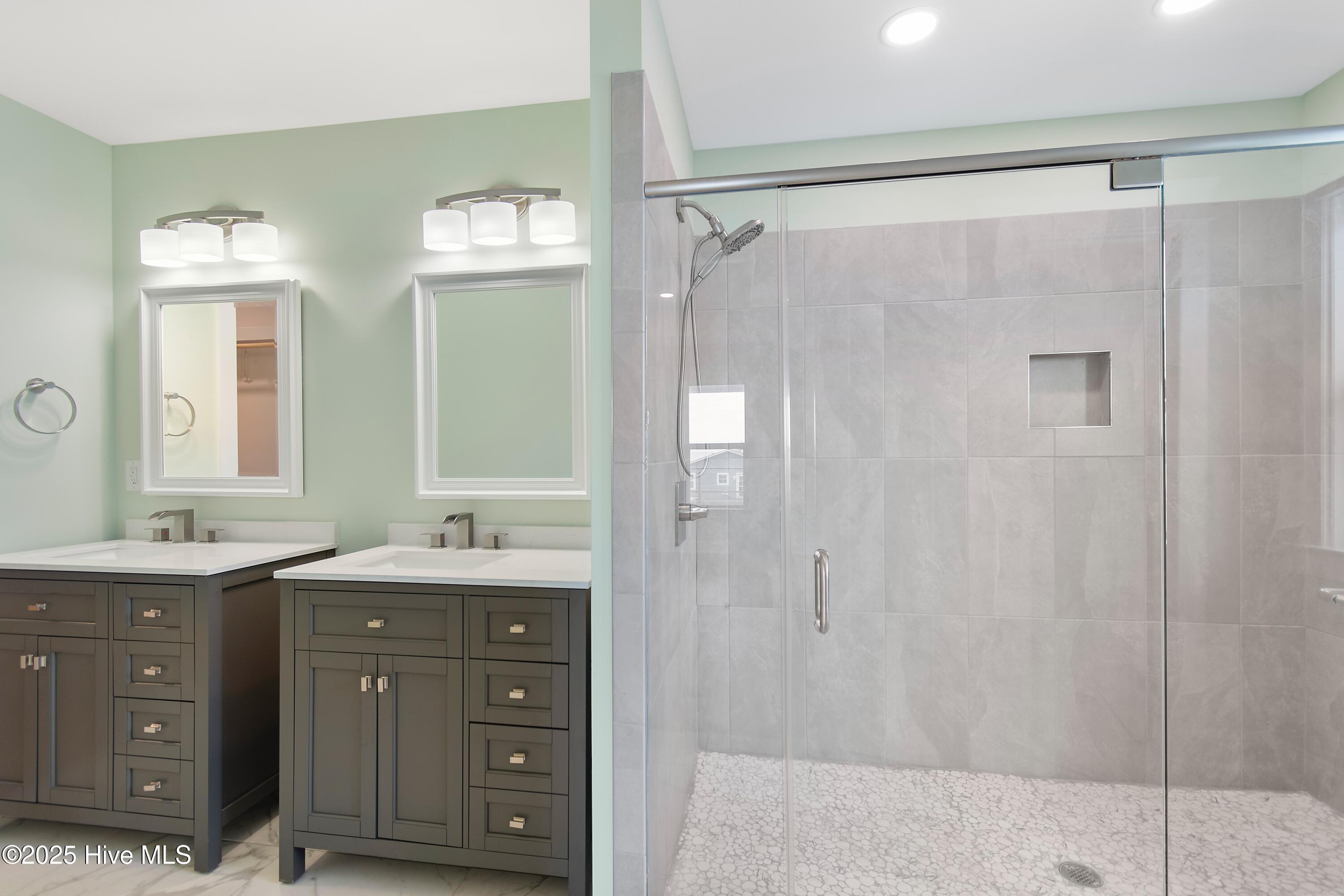 100549252 | Photo 40