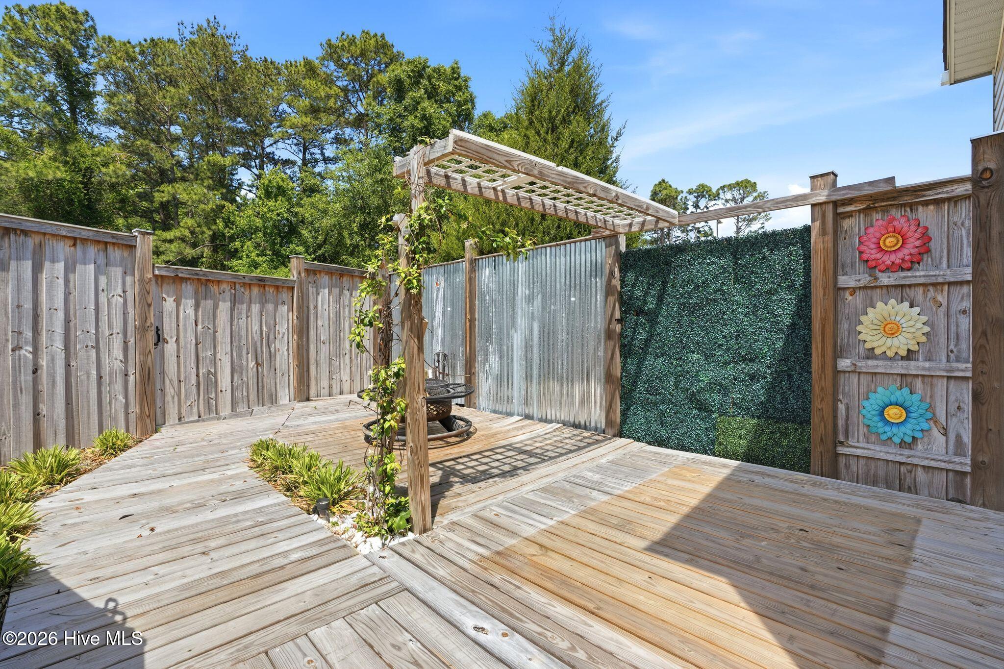 100570161 | Photo 35