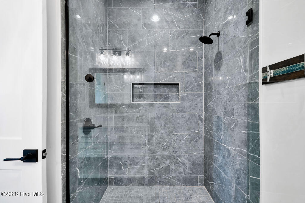 100560016 | Photo 42