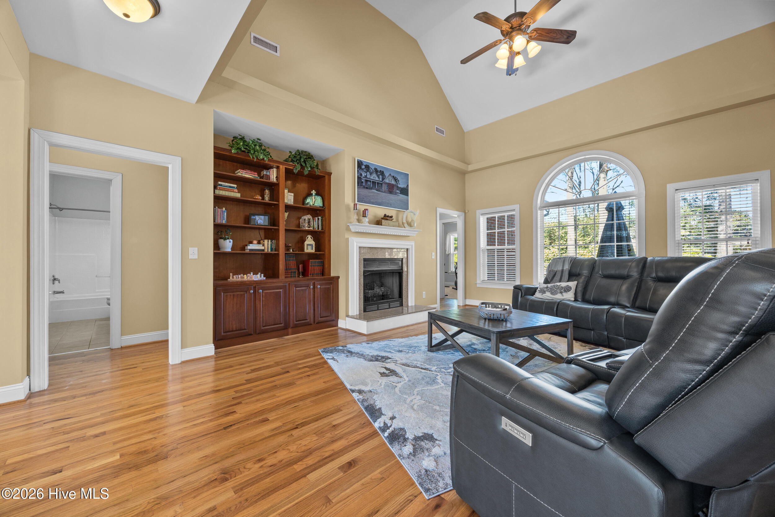 100550325 | Photo 15