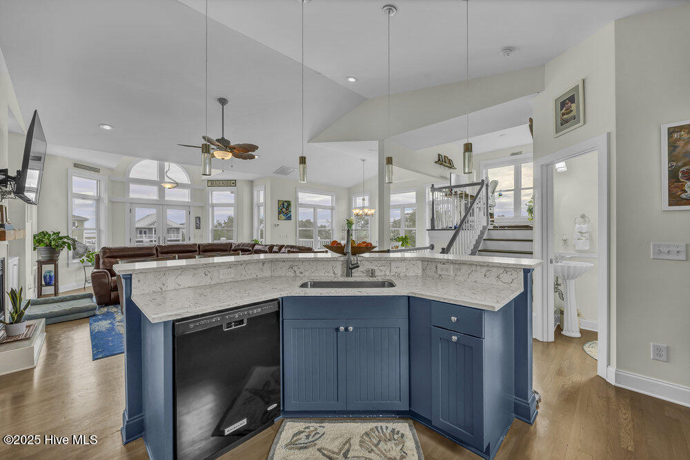 100542782 | Photo 13