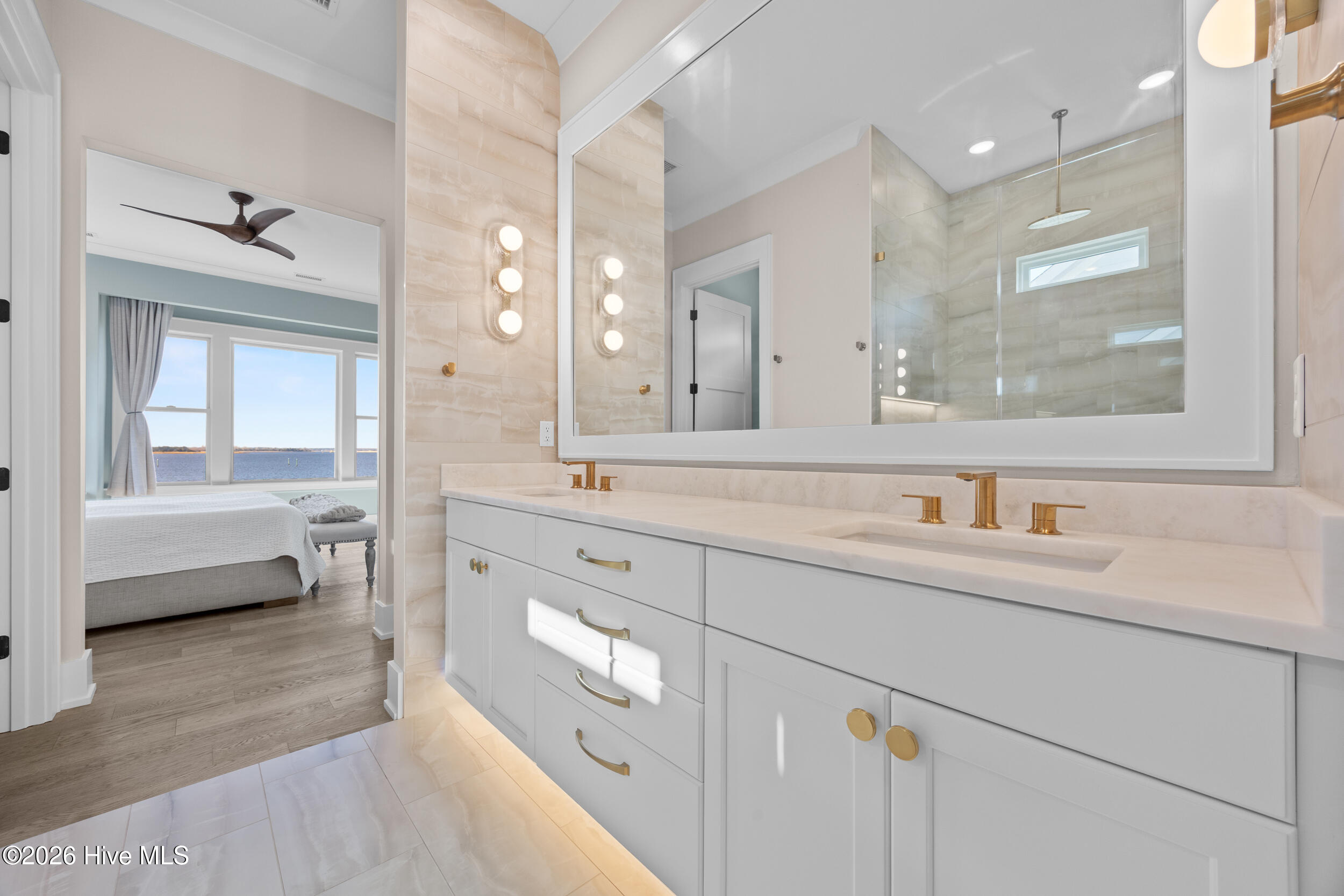 100553352 | Photo 42