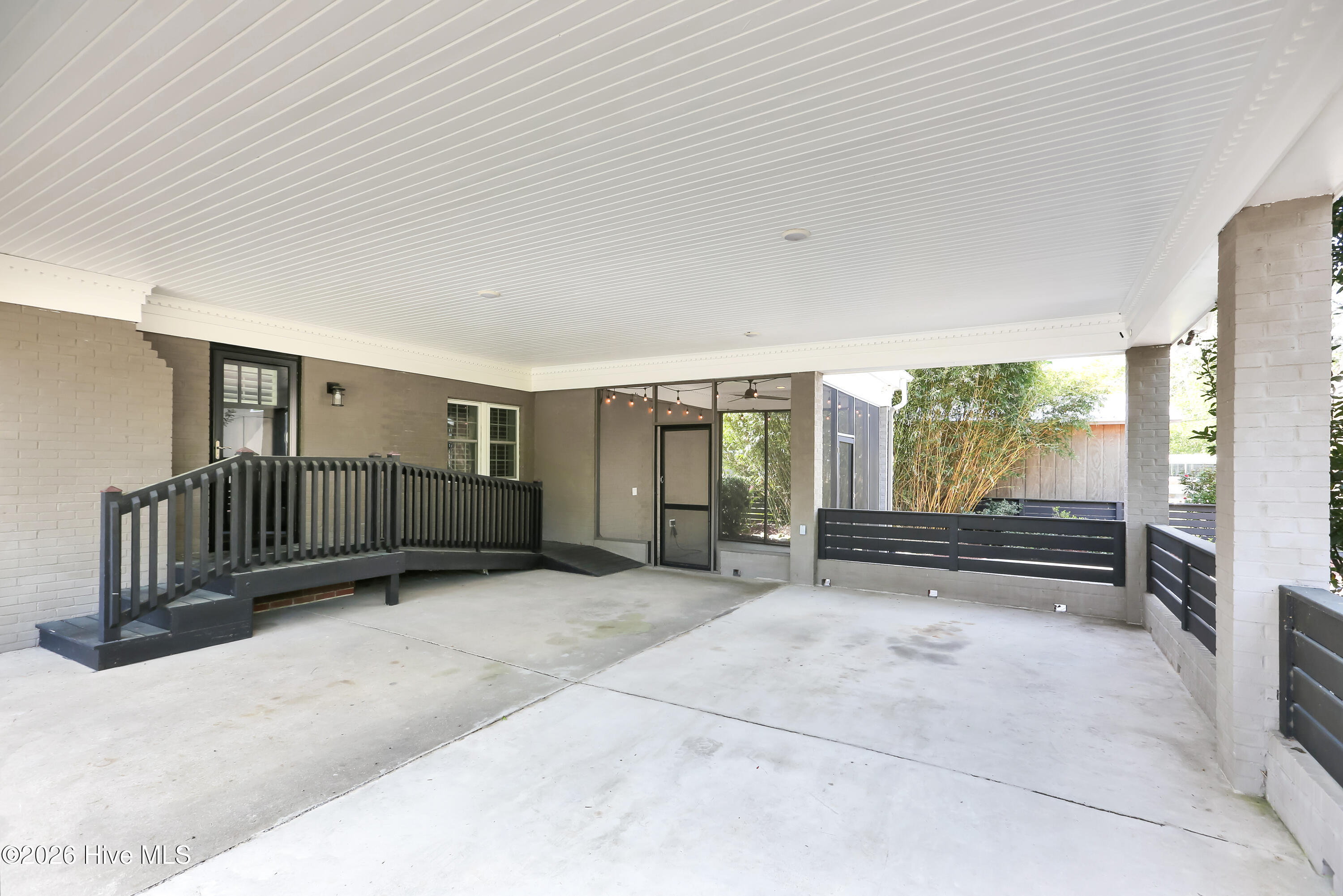 100565189 | Photo 30