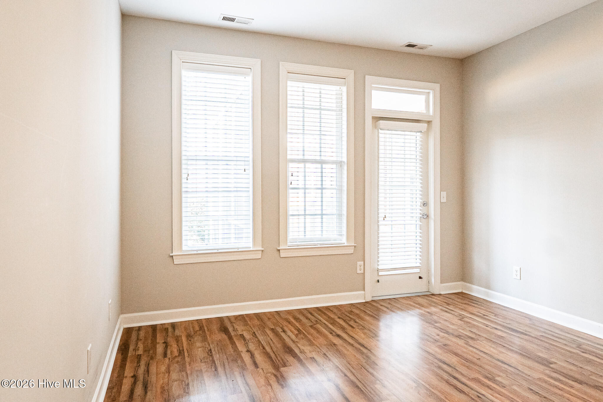 100548600 | Photo 15