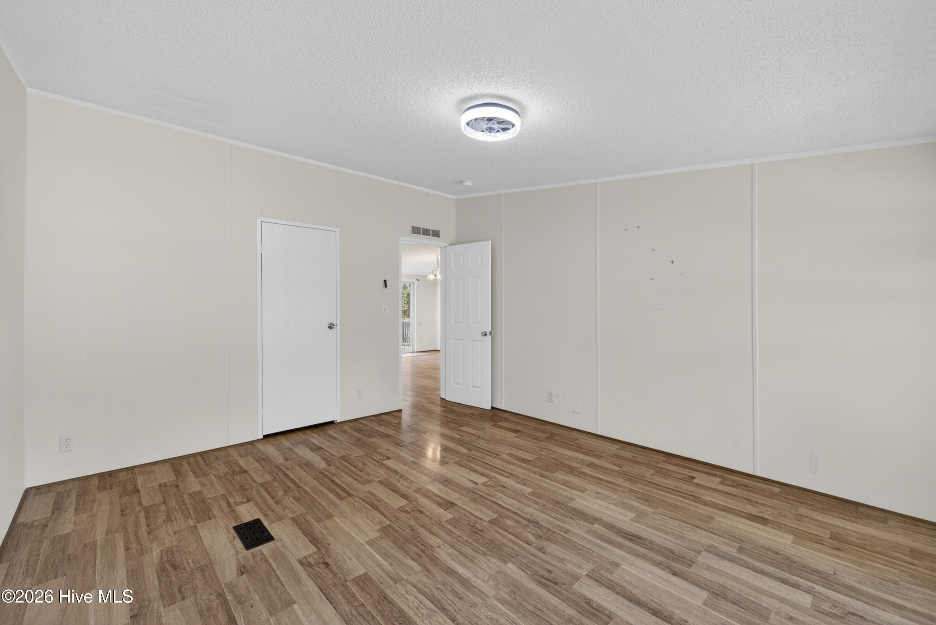 100566383 | Photo 15