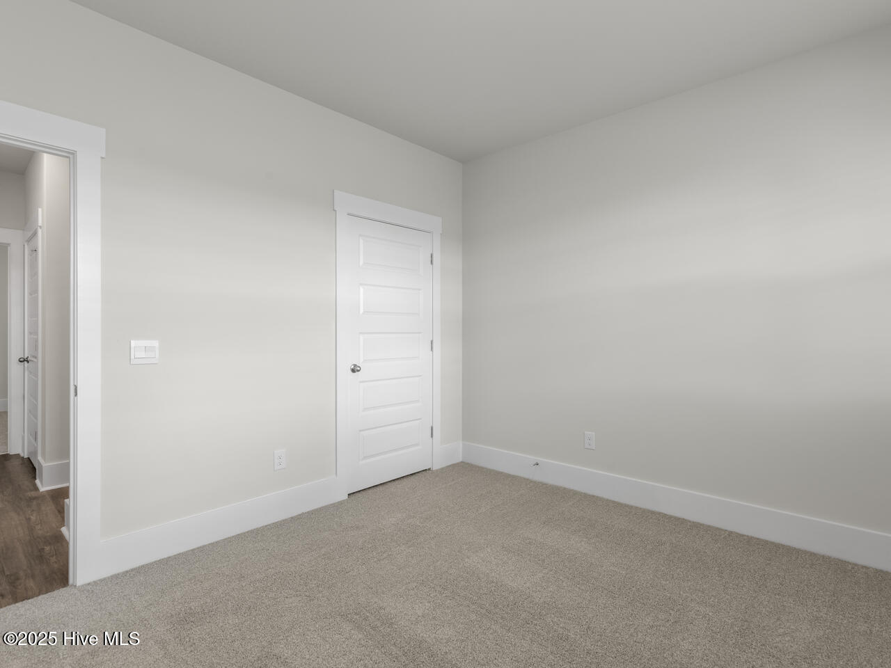 100569228 | Photo 30