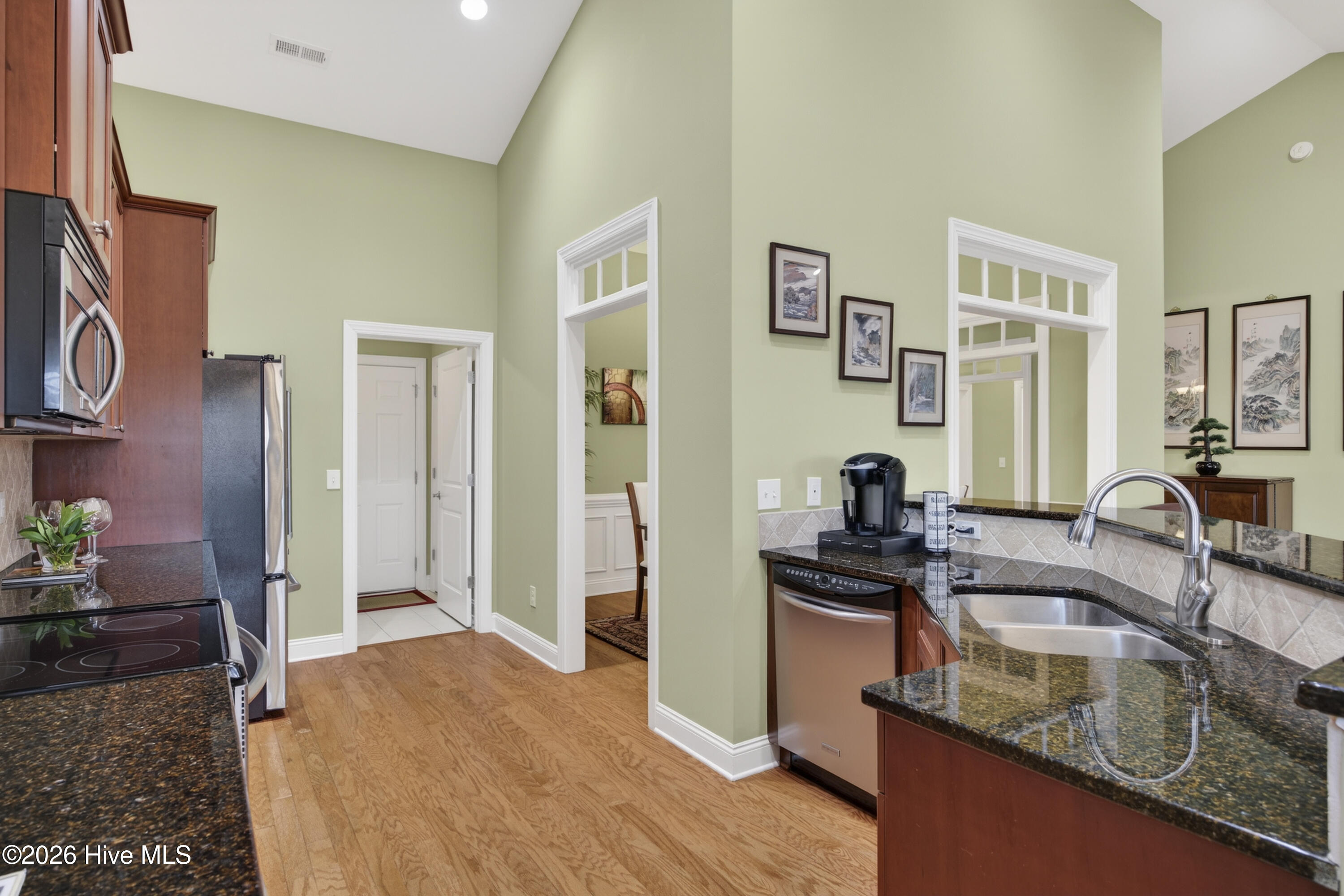 100550838 | Photo 15