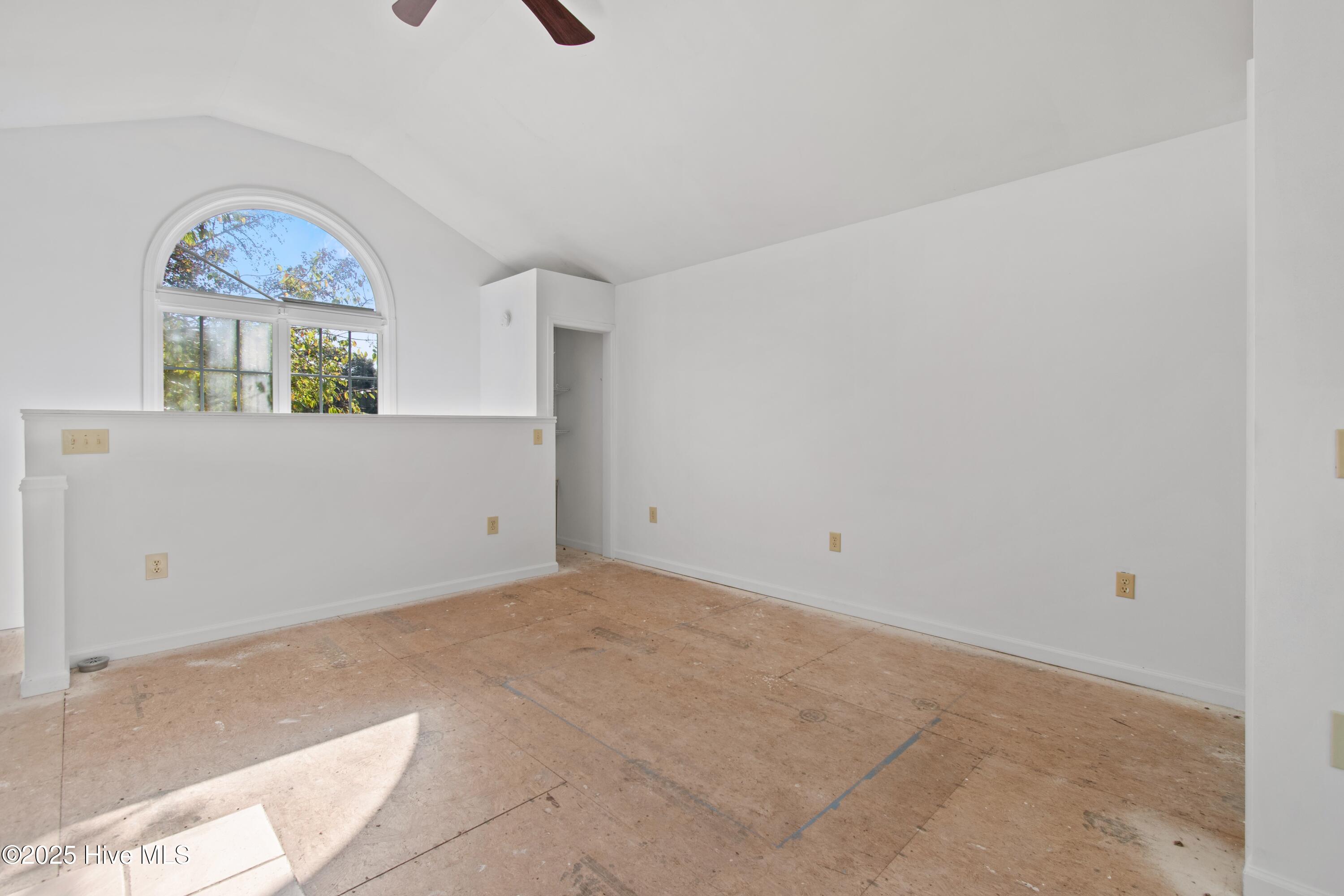 100518608 | Photo 22