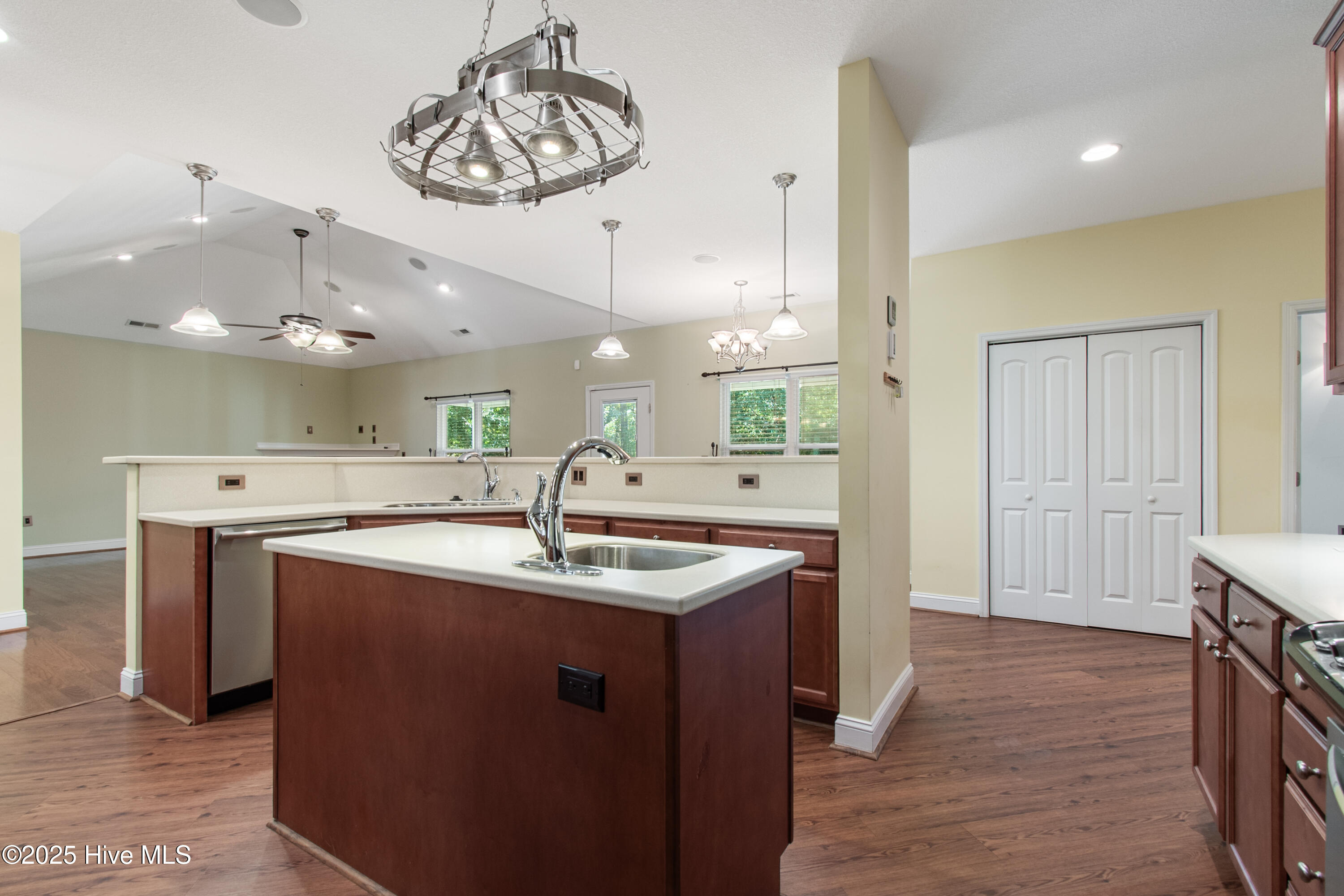 100532491 | Photo 19