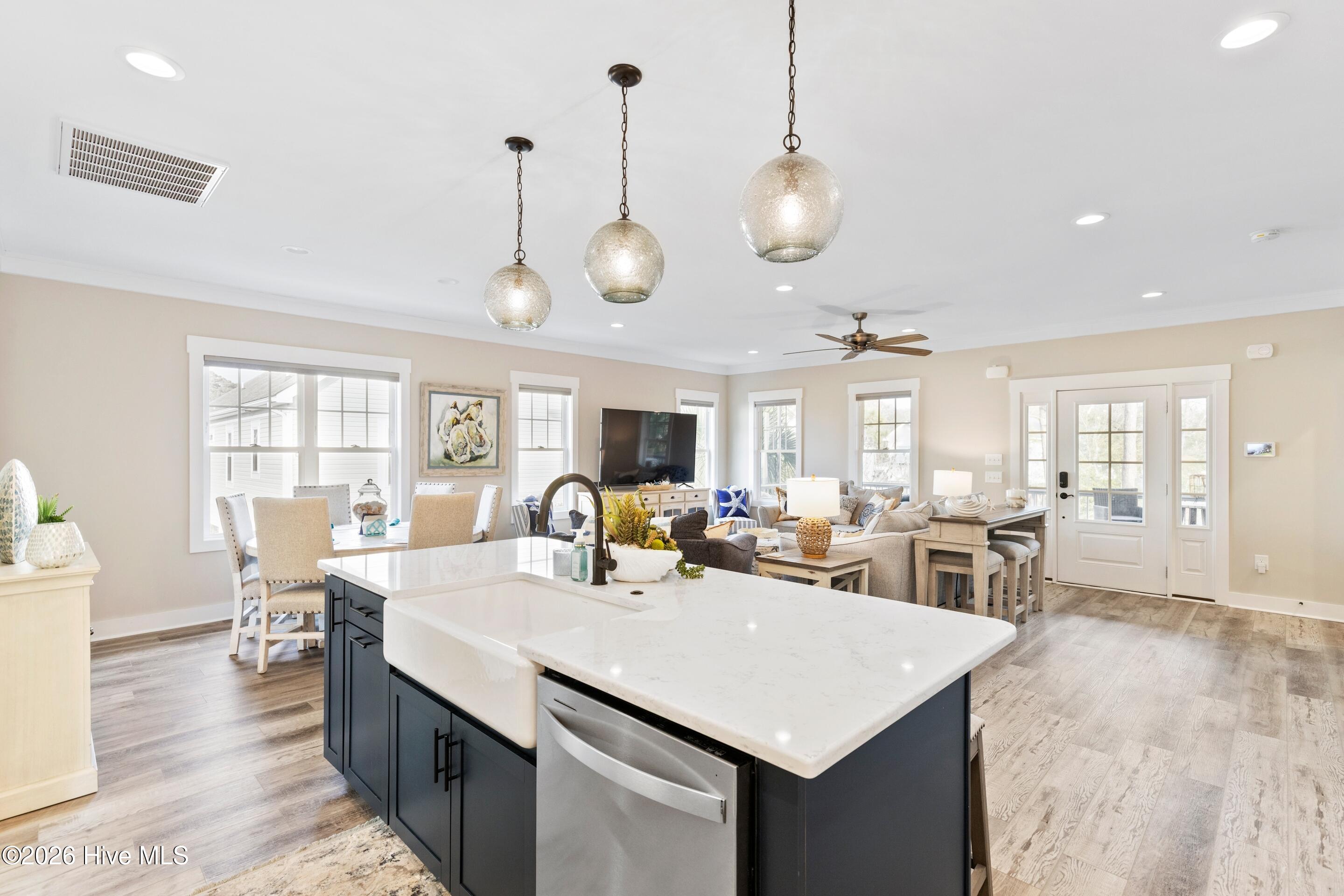 100548444 | Photo 37