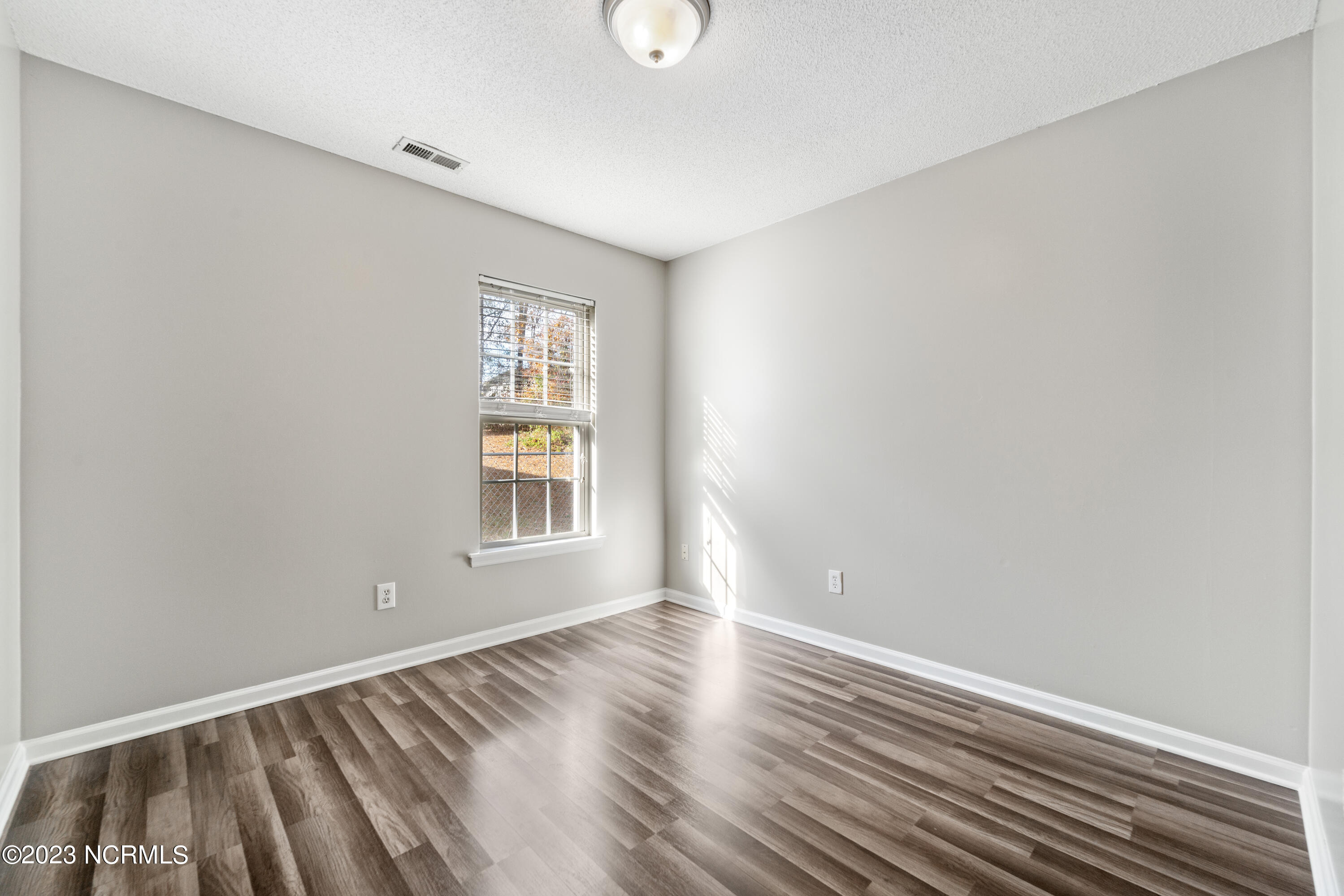 100561660 | Photo 12