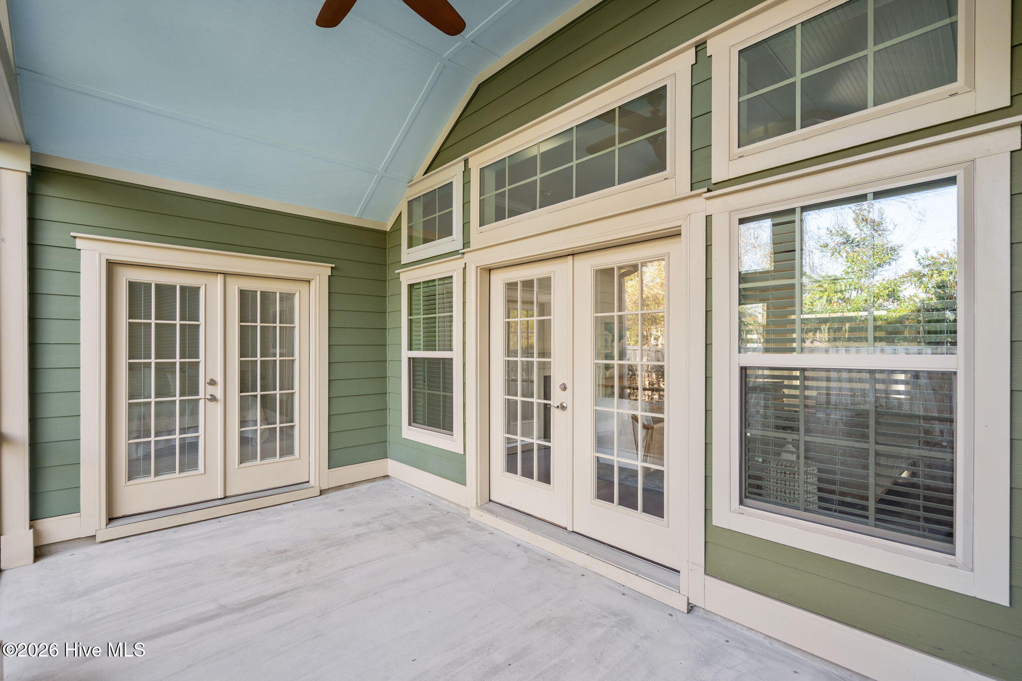 100554363 | Photo 30