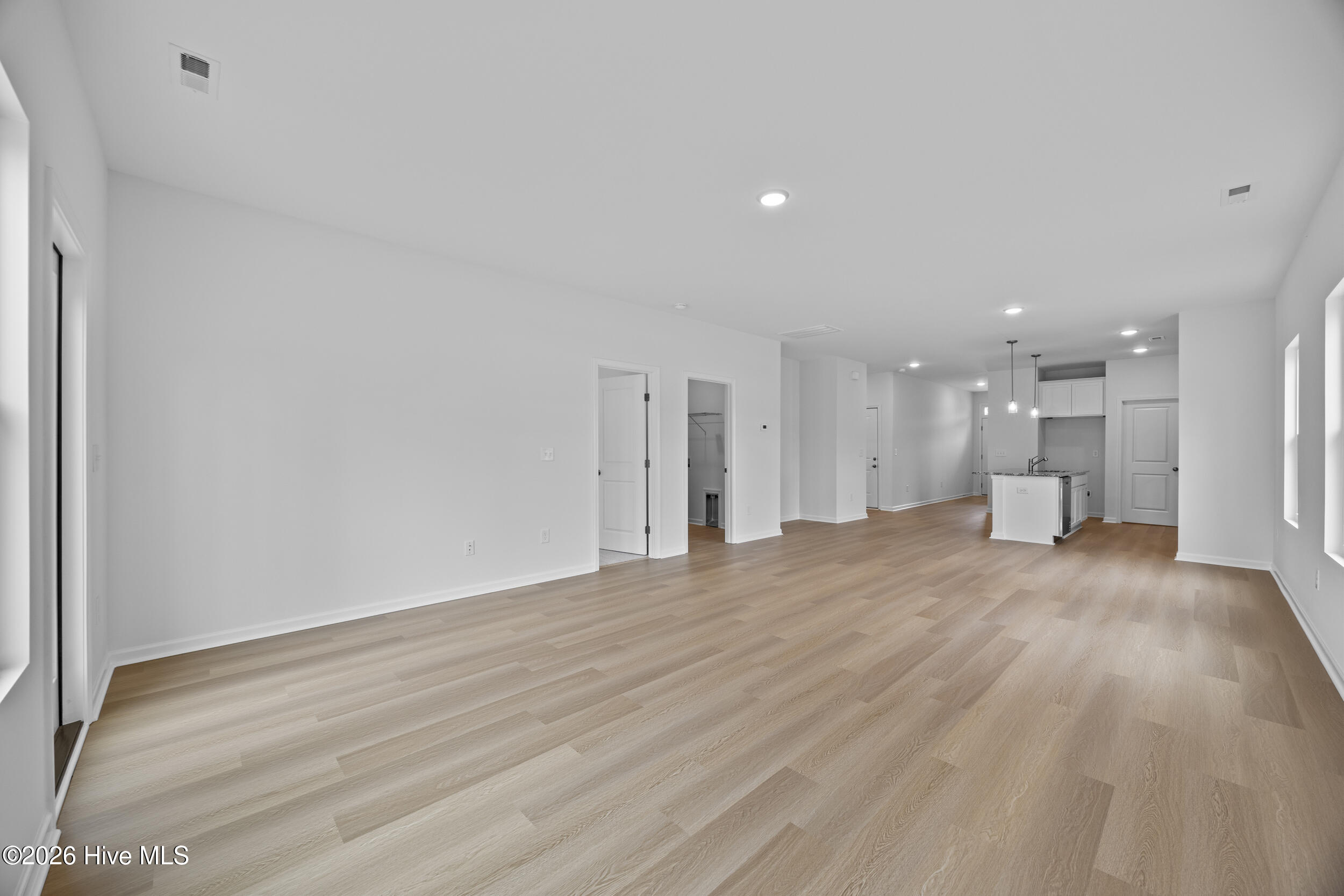 100553228 | Photo 21