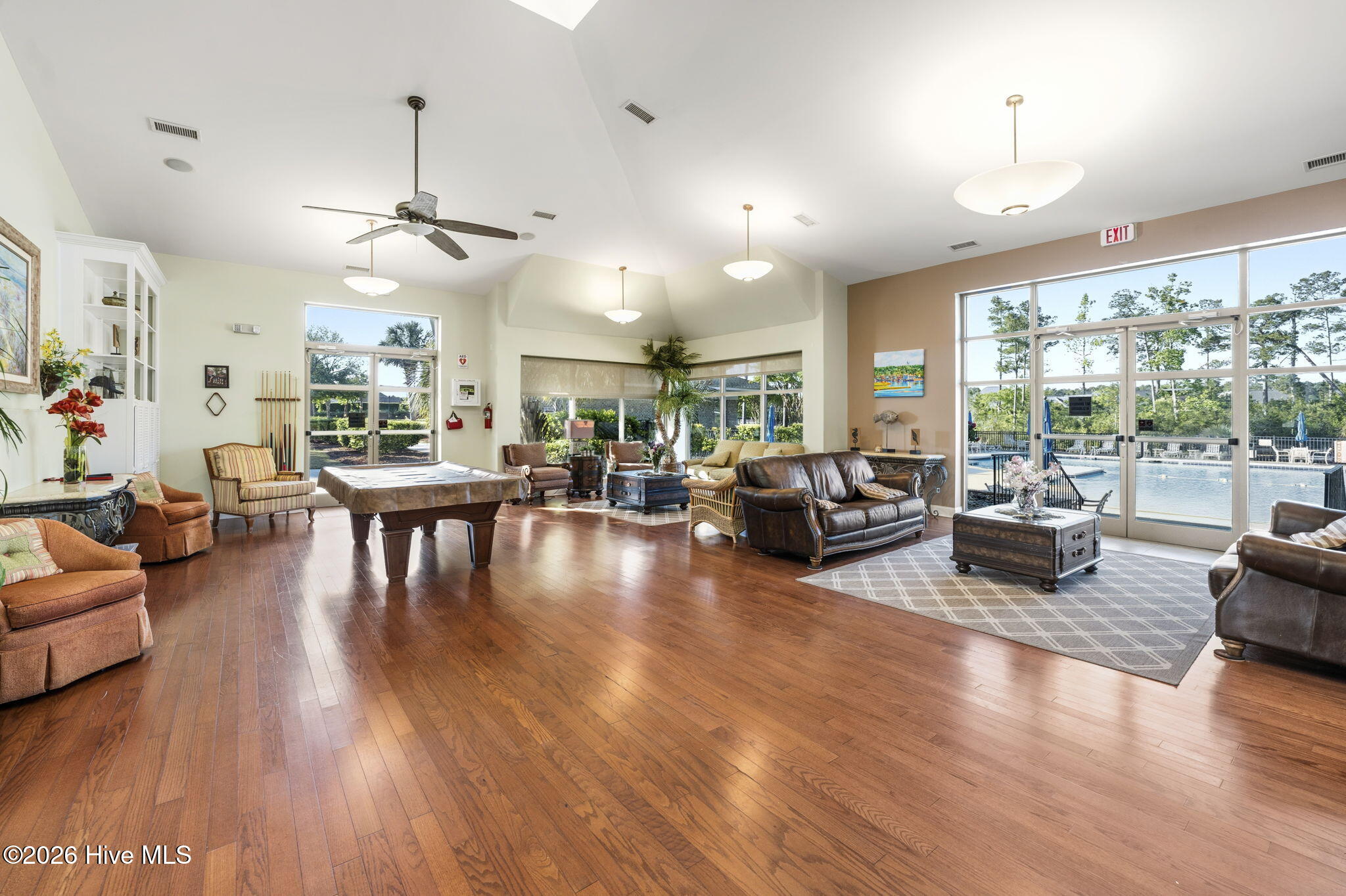 100568183 | Photo 53