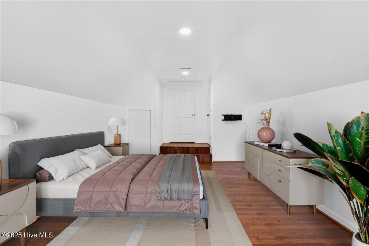 100523832 | Photo 76