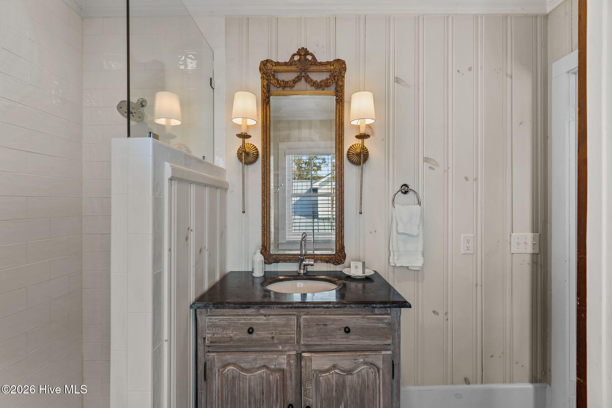 100562122 | Photo 48