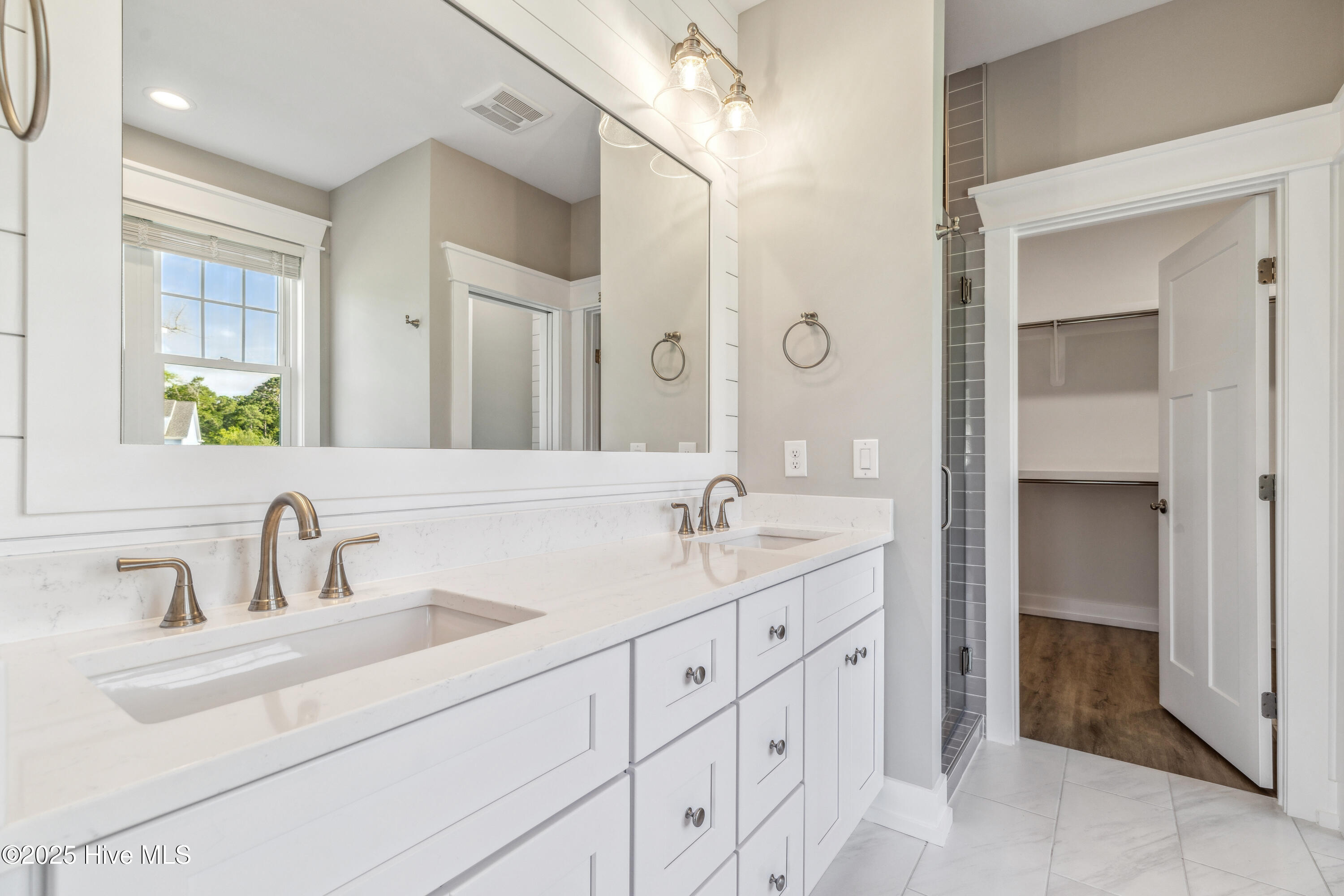 100546665 | Photo 36