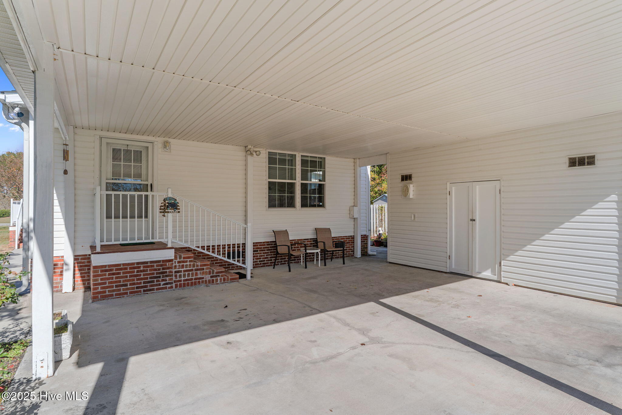 100535102 | Photo 40