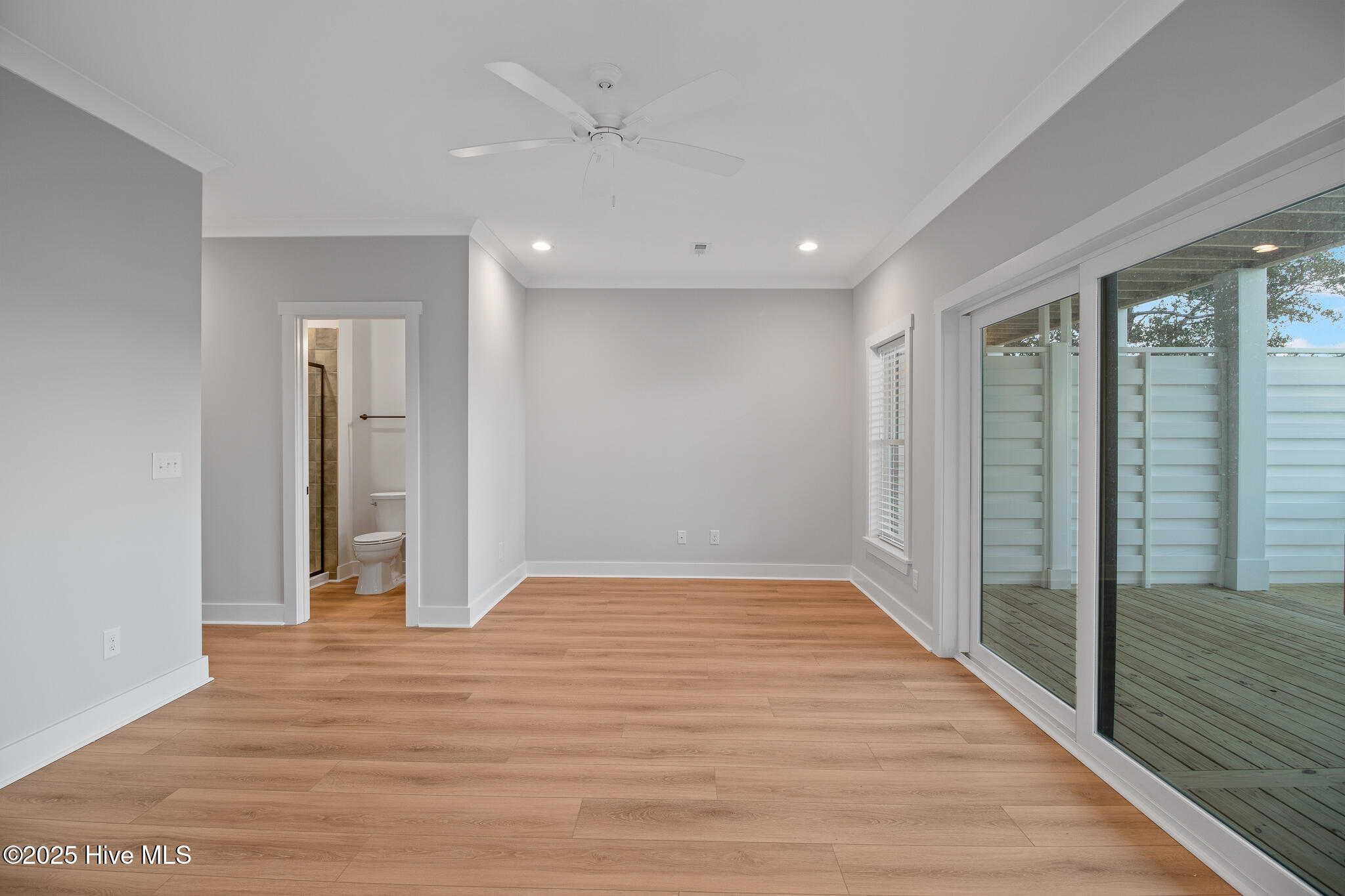 100545973 | Photo 21