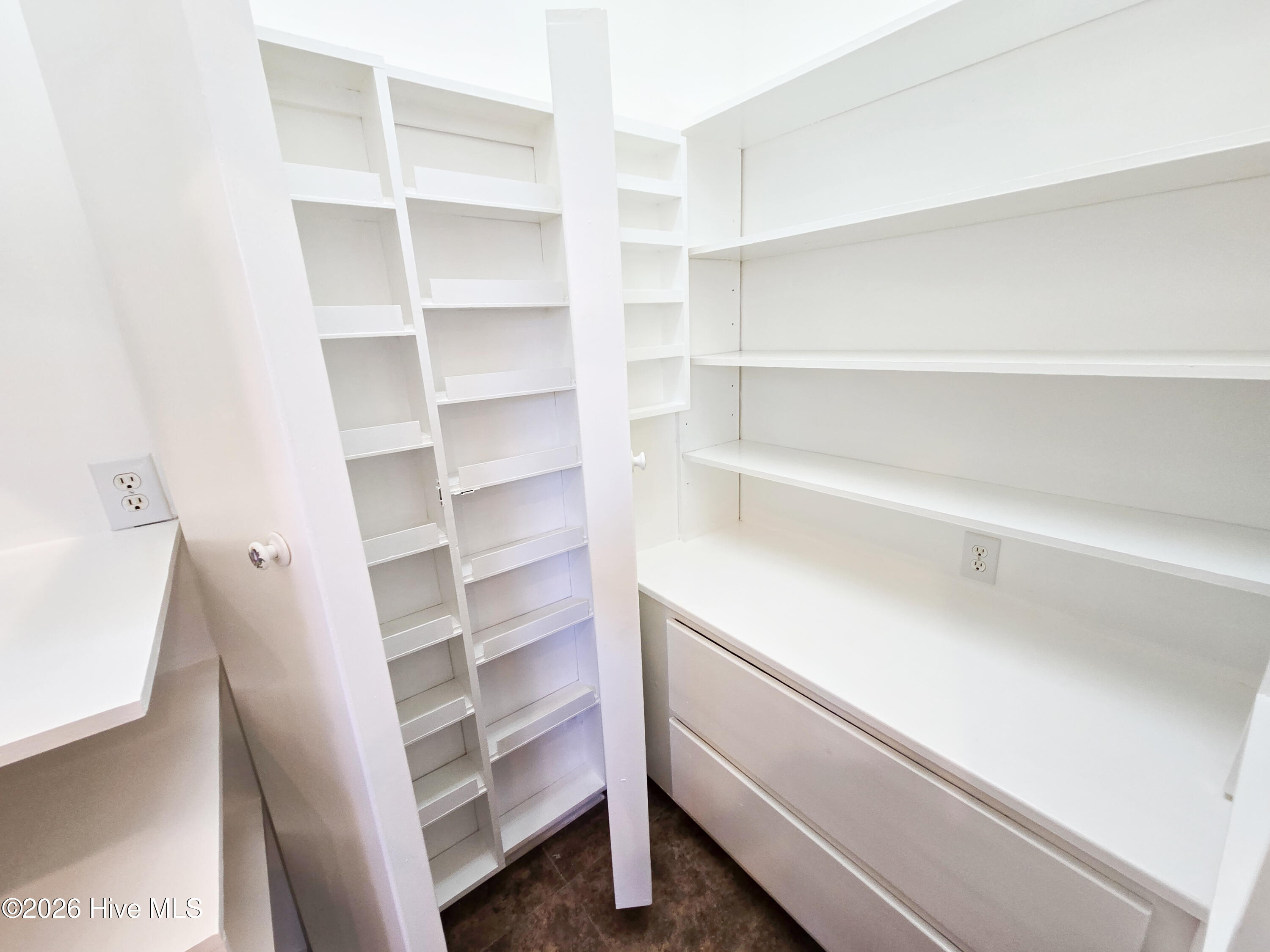 100558924 | Photo 15