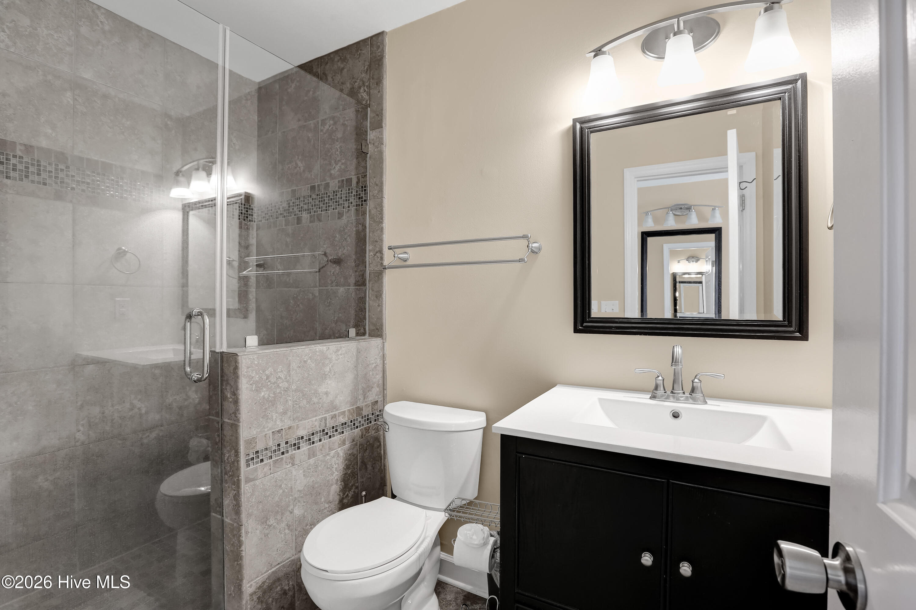 100565852 | Photo 16