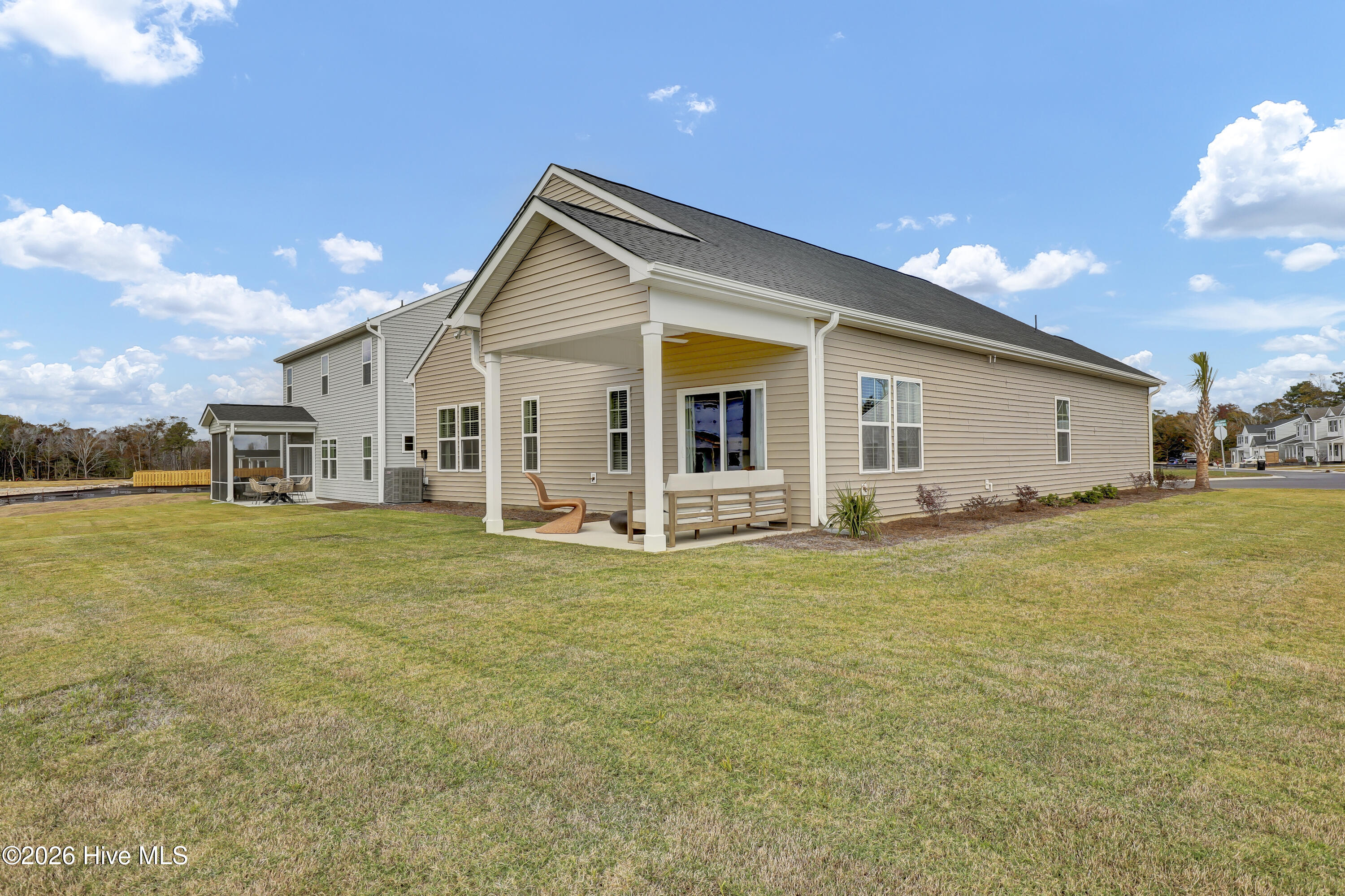 100550125 | Photo 18