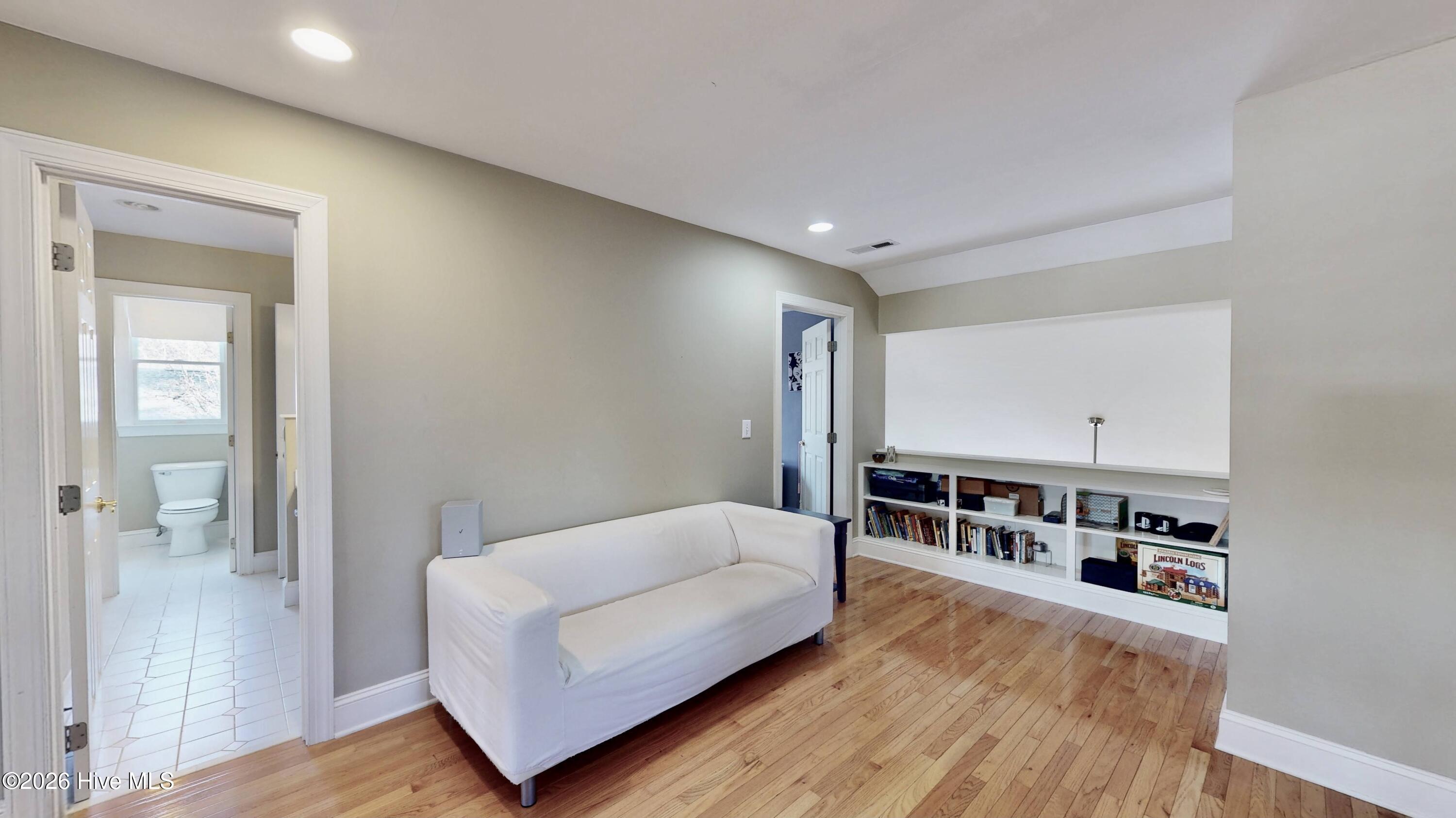 100549093 | Photo 27